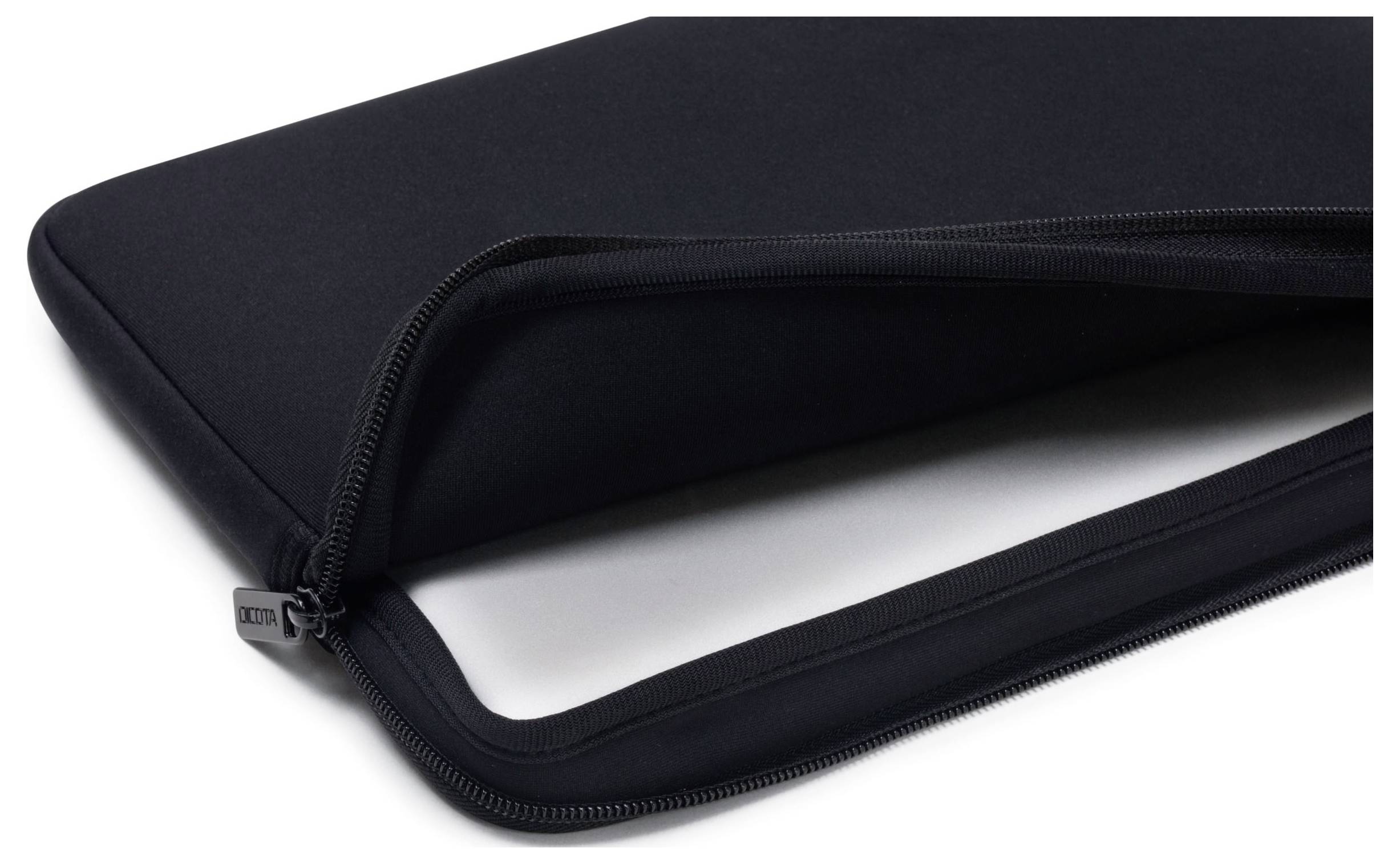 Otevřená černá brašna na notebook, která ukazuje vnitřní zip a poskytuje ochranu elektronickým zařízením.