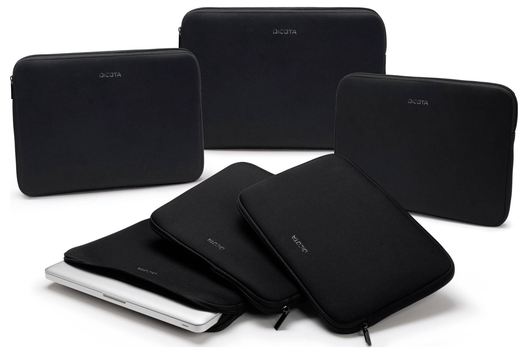 Několik černých obalů na laptopy různých velikostí, některé s laptopy uvnitř, uspořádaných na bílém pozadí.