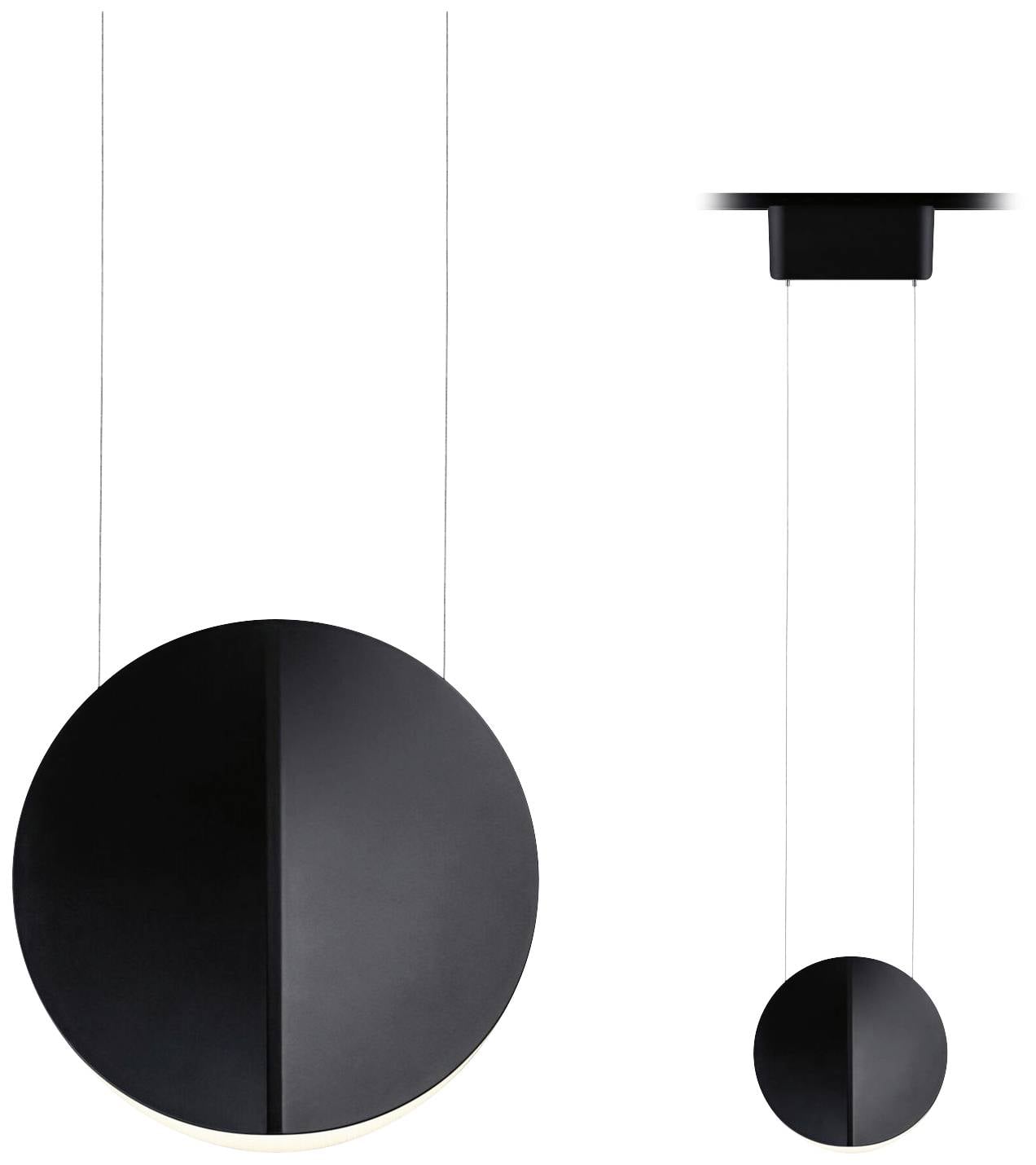 Moderní, černé, kulaté závěsné svítidlo s minimalistickým designem visící ze stropu. Má hladký povrch.