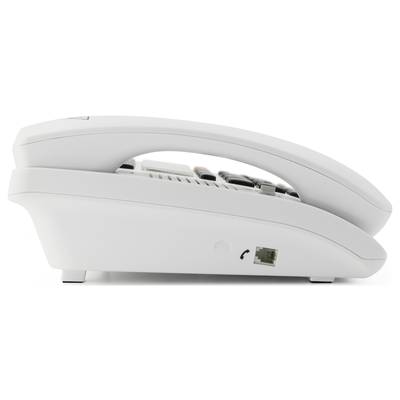 Bílý pevný telefon pohledem z boku, s rozpoznatelnou vidlicí sluchátka a přípojkou pro telefonní kabel na spodní straně.