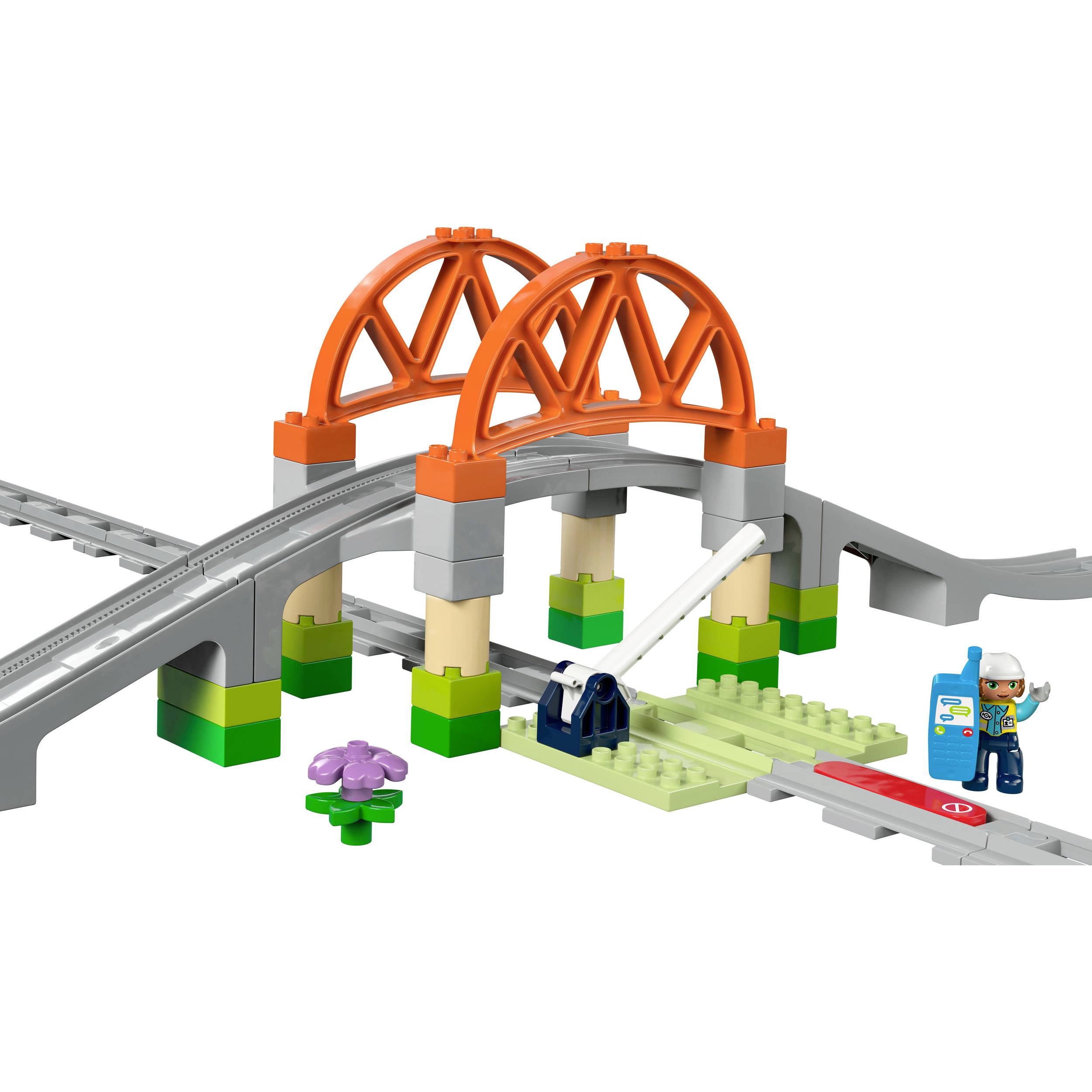 Sada LEGO s železničním mostem, kolejemi, železničním přejezdem a figurkou s dálkovým ovládáním.