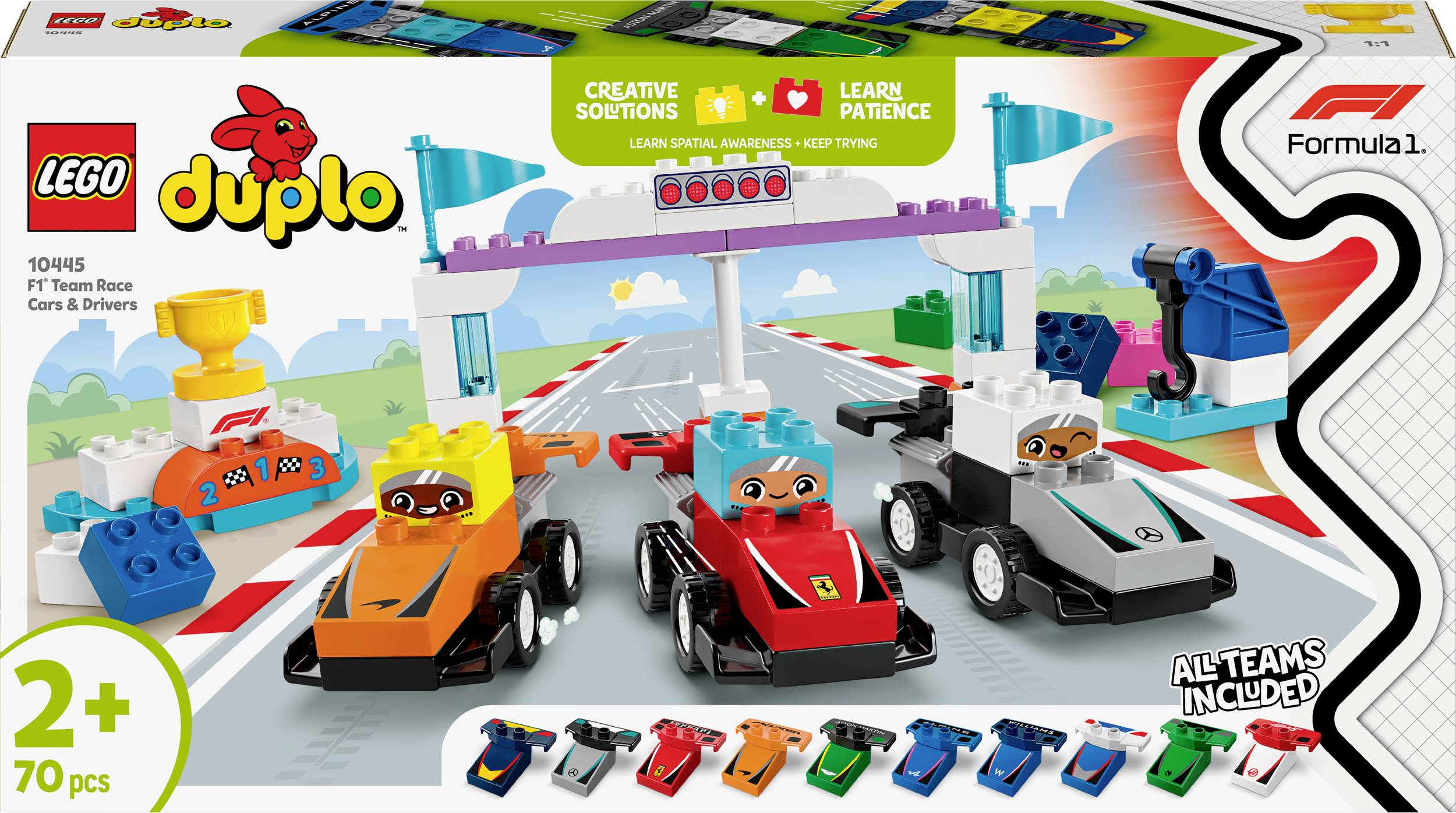 LEGO Duplo Sada 'Závodní vozy a jezdci F1' od 2 let, 70 dílků. Tři závodní vozy s jezdci na startovní čáře, vítězný pohár je viditelný.