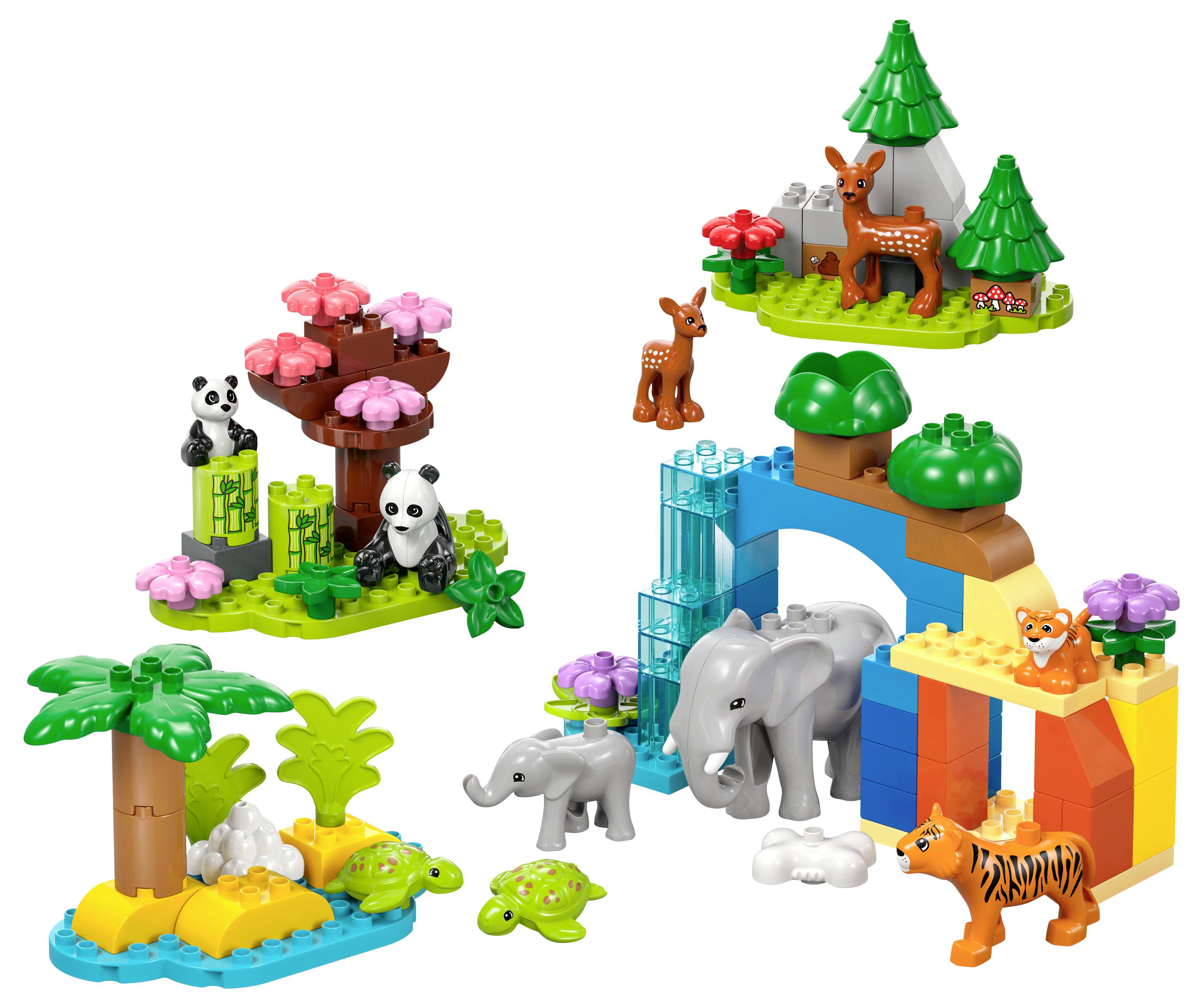 Pestrá scéna z kostek LEGO s různými zvířaty, jako jsou sloni, tygři, pandy a srnky v krajině obklopené stromy a rostlinami.