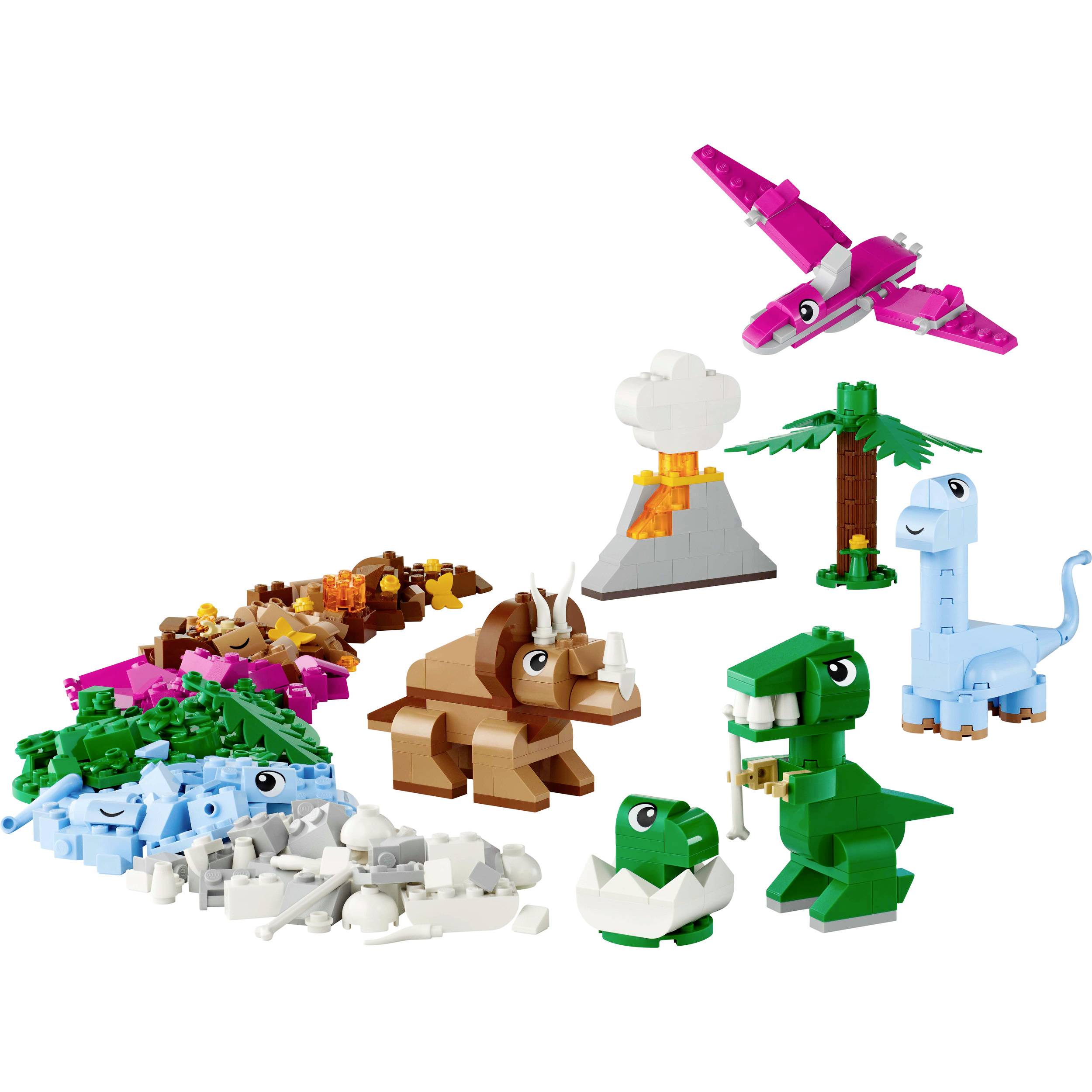 Několik barevných Lego dinosaurů je rozmístěno kolem sopky a malé palmové krajiny, které jsou postaveny z Lego kostek.