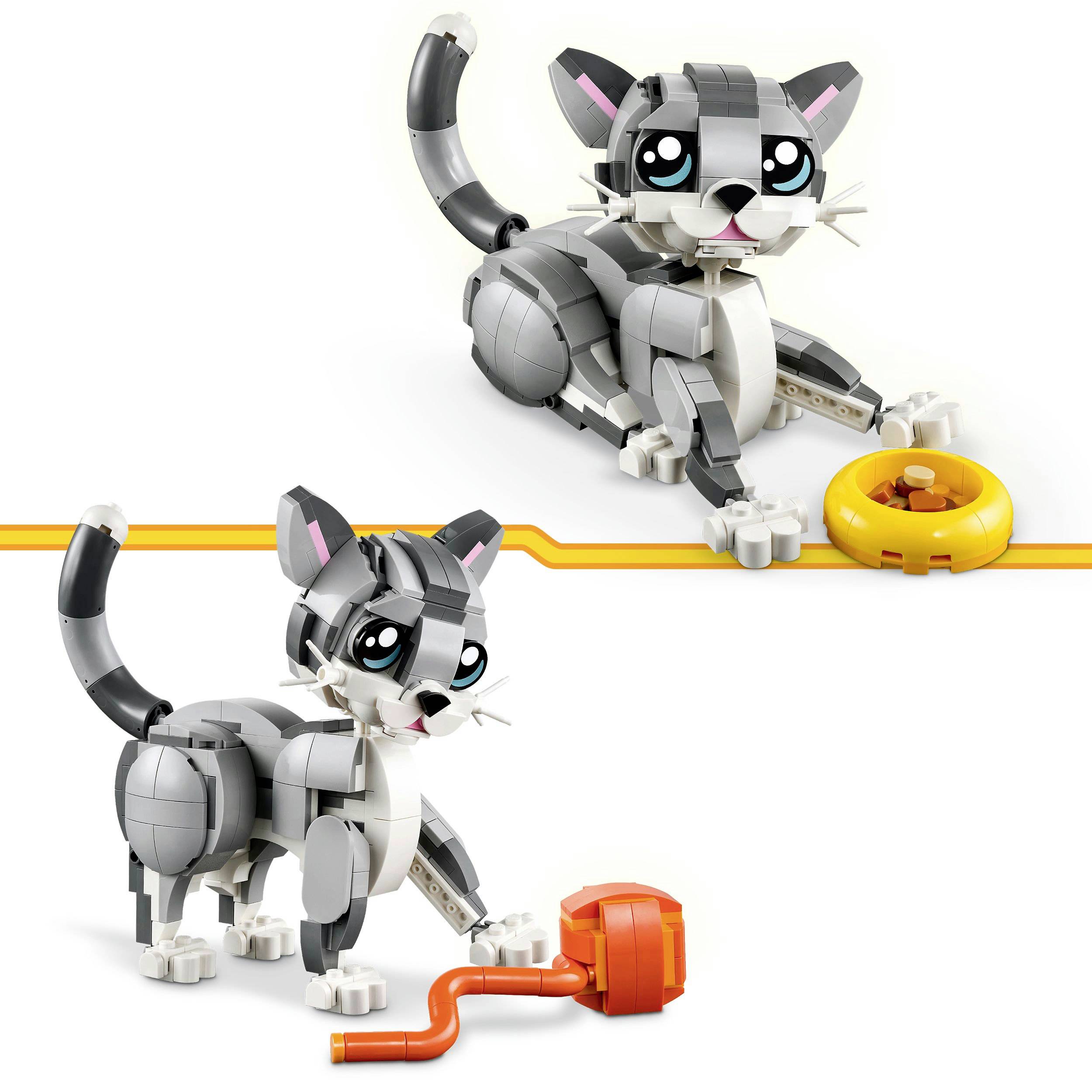 Dvě šedé LEGO kočičí figurky: Jedna sedí a hraje si s donutem, druhá stojí vedle oranžové myši.