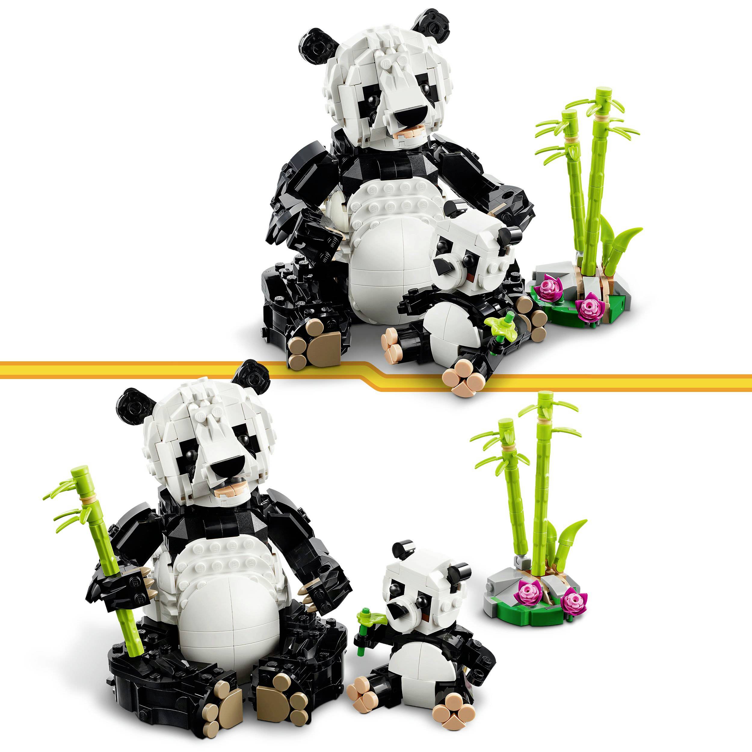 Dvě figurky pand ze stavebních kostek, obklopené bambusem. Větší pandí figurka sedí, zatímco menší stojí vedle ní.