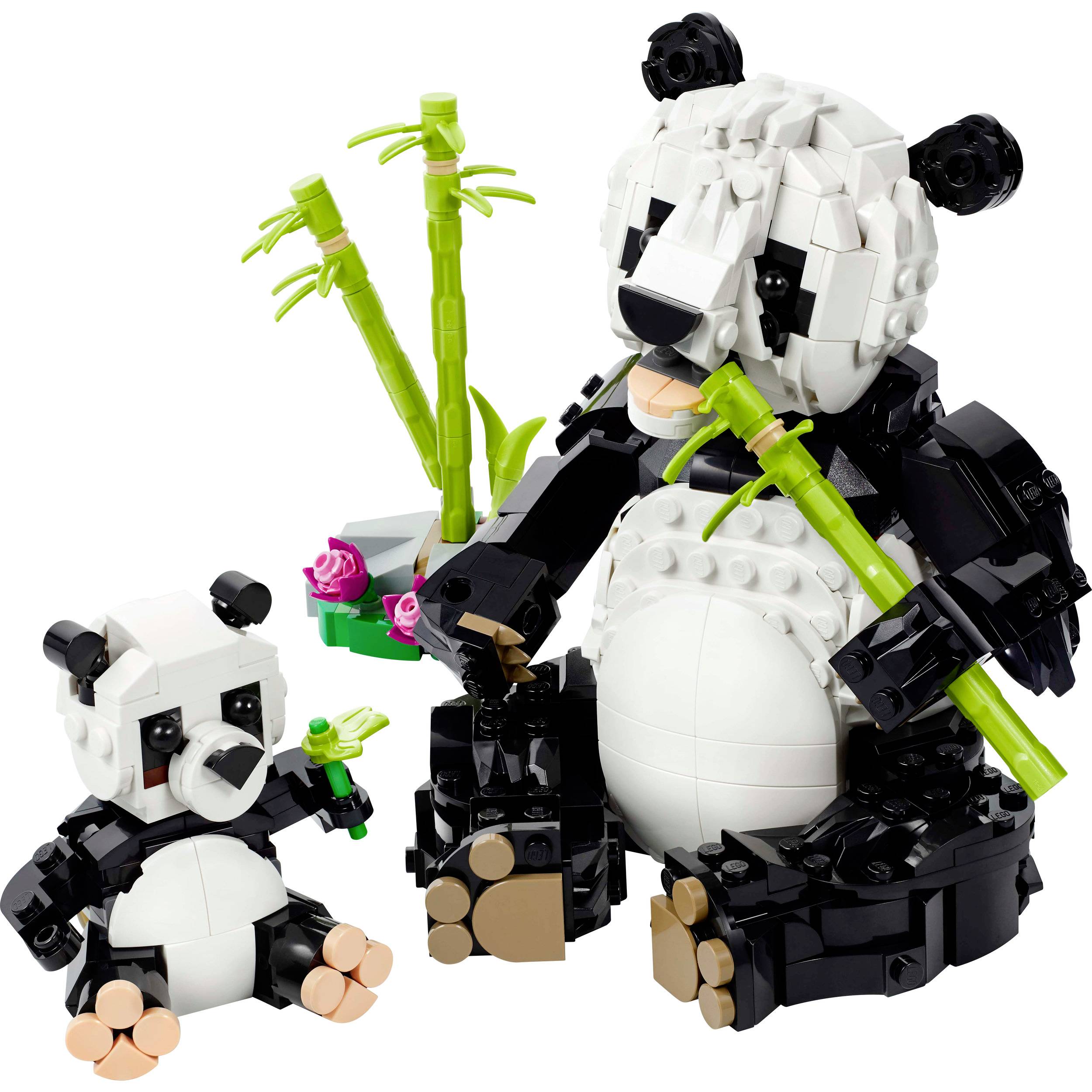 Dva pandí medvídci z LEGO kostek, jeden velký a jeden malý, sedí s bambusovými tyčemi. V pozadí jsou zelené bambusové rostliny.