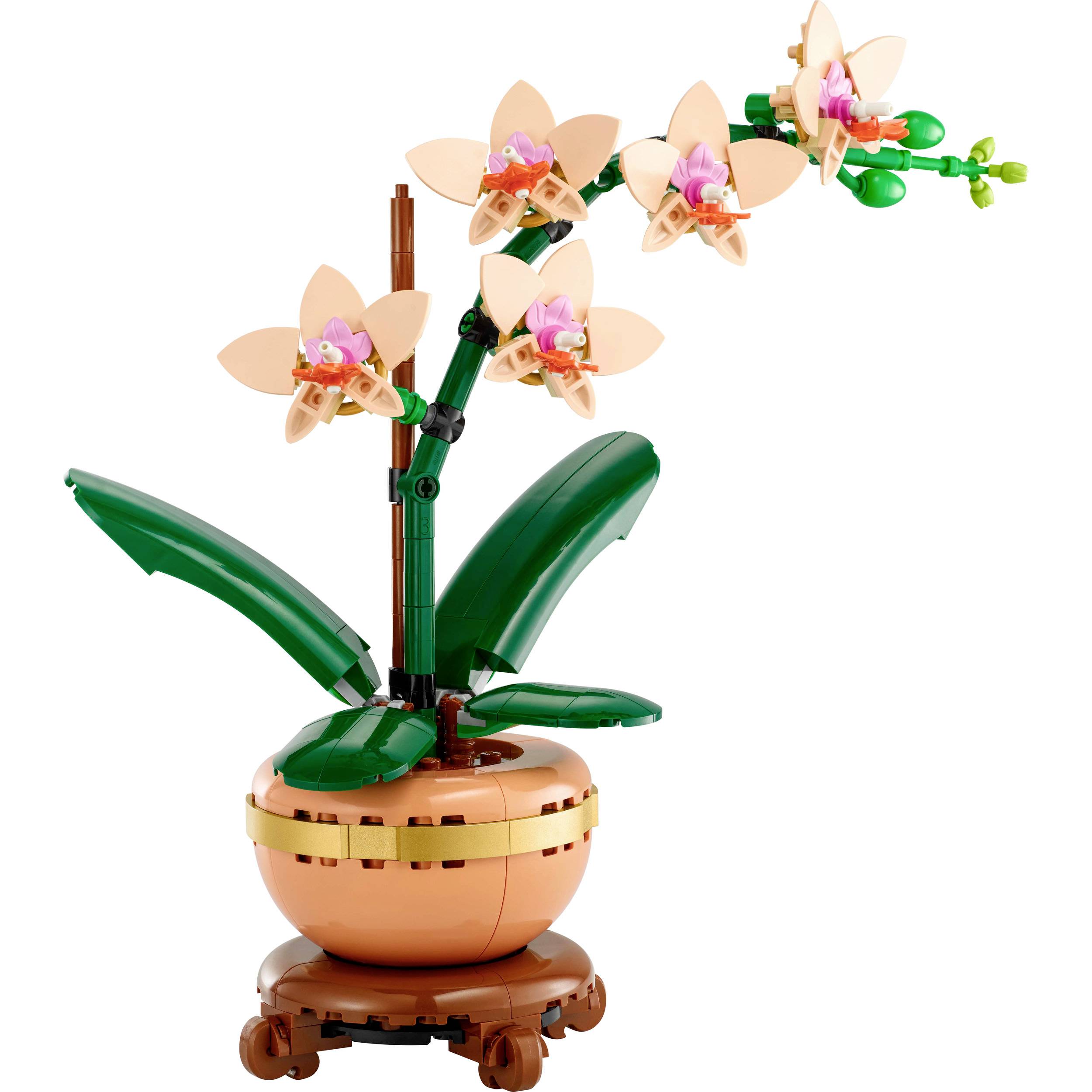 Model LEGO orchideje s pěti květy a zelenými listy v kulatém oranžovém květináči na hnědém podstavci.