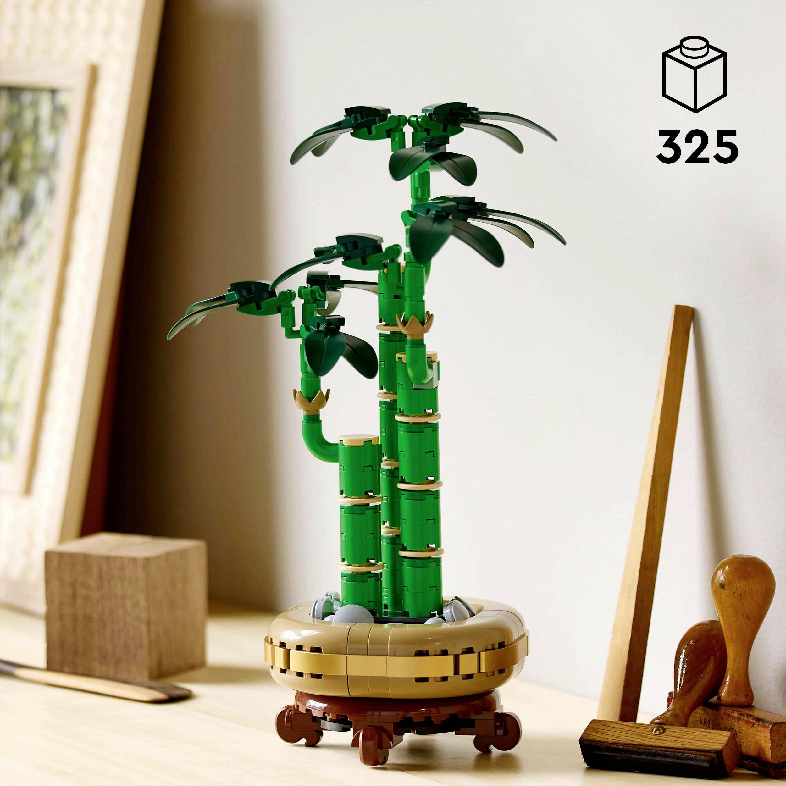 LEGO sada s bambusovými rostlinami o 325 dílcích. Dekorativně umístěno na stole s dřevěnou deskou v pozadí.