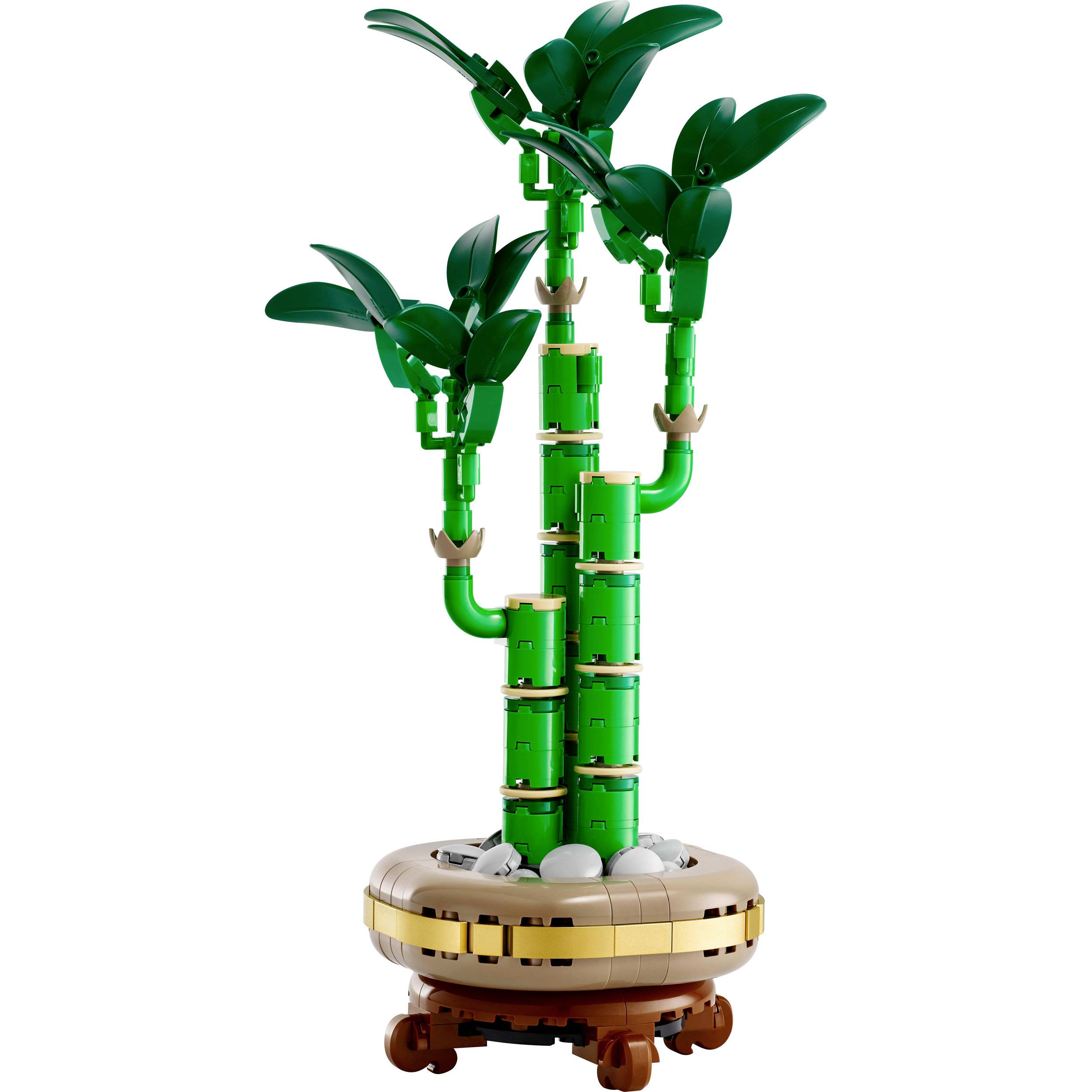 Lego stavba znázorňující zelený bambus v kulaté nádobě. Bambus má několik kmenů a listů.