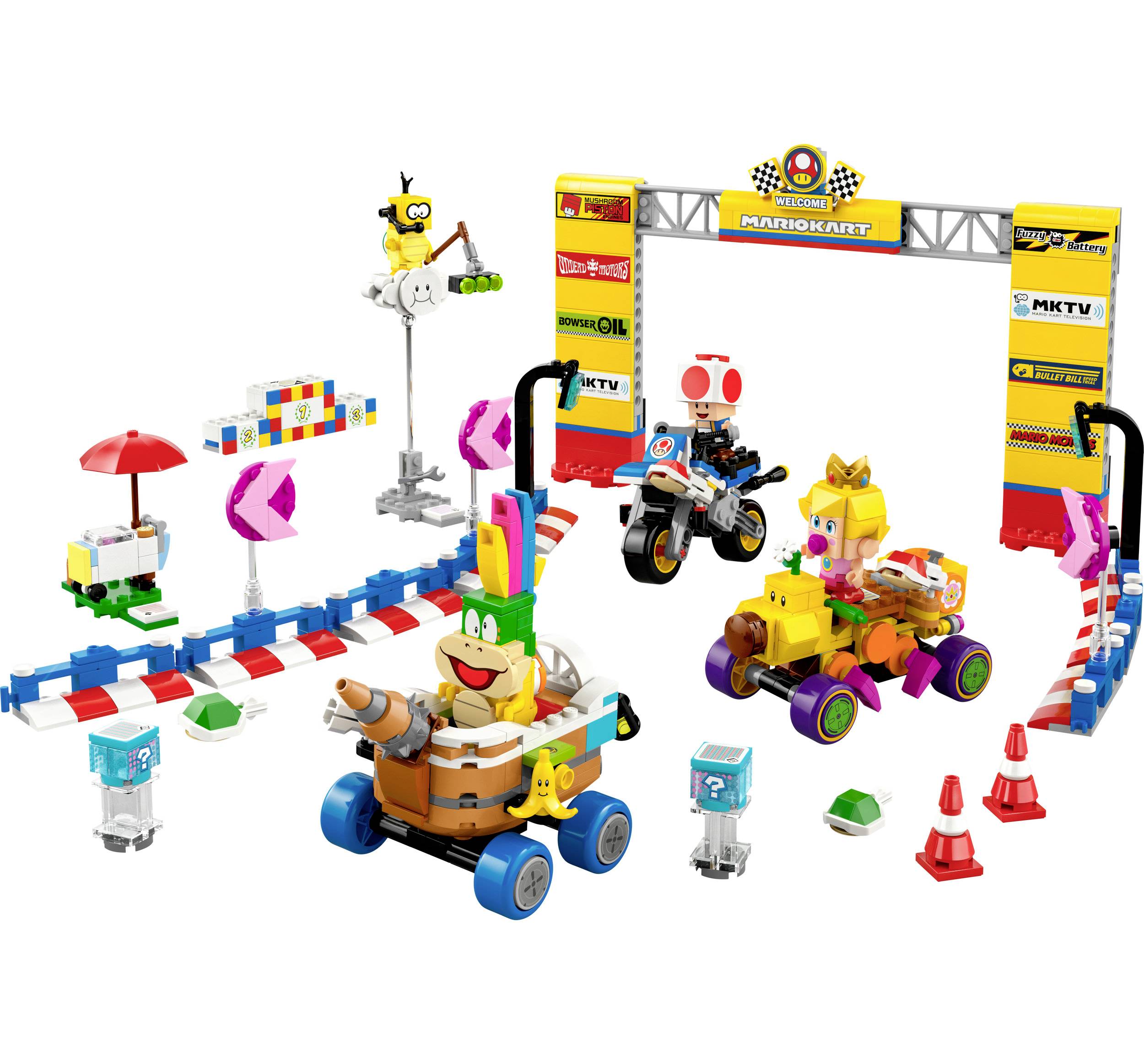 LEGO sada ve stylu Mario Kart s postavičkami, vozidly a závodní dráhou. Obsahuje oblouk, cílové vlajky a dekorační prvky.