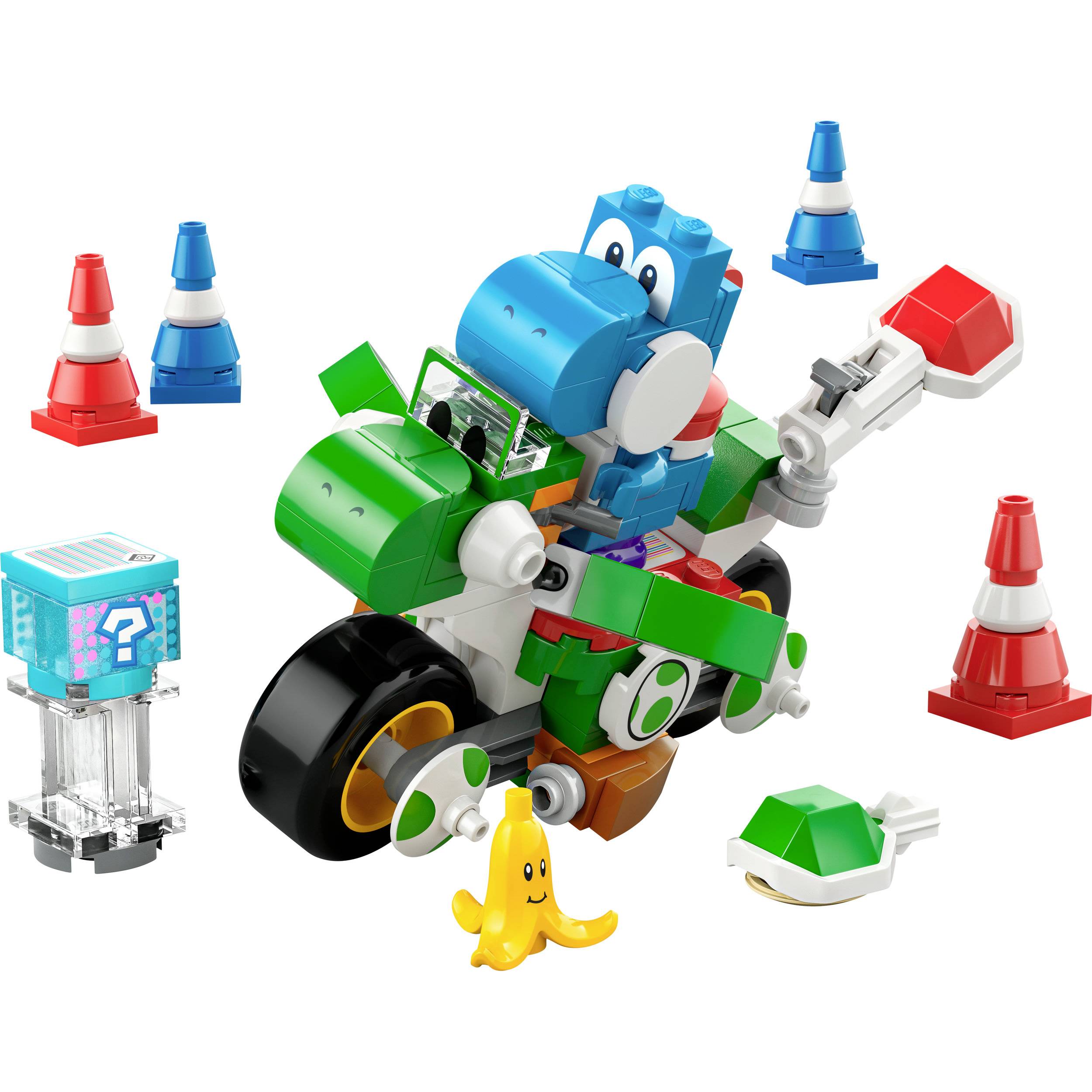 Hratelná postavička Yoshiho složená z LEGO kostek, obklopená kužely, blokem s otazníkem a malou žlutou hračkou.