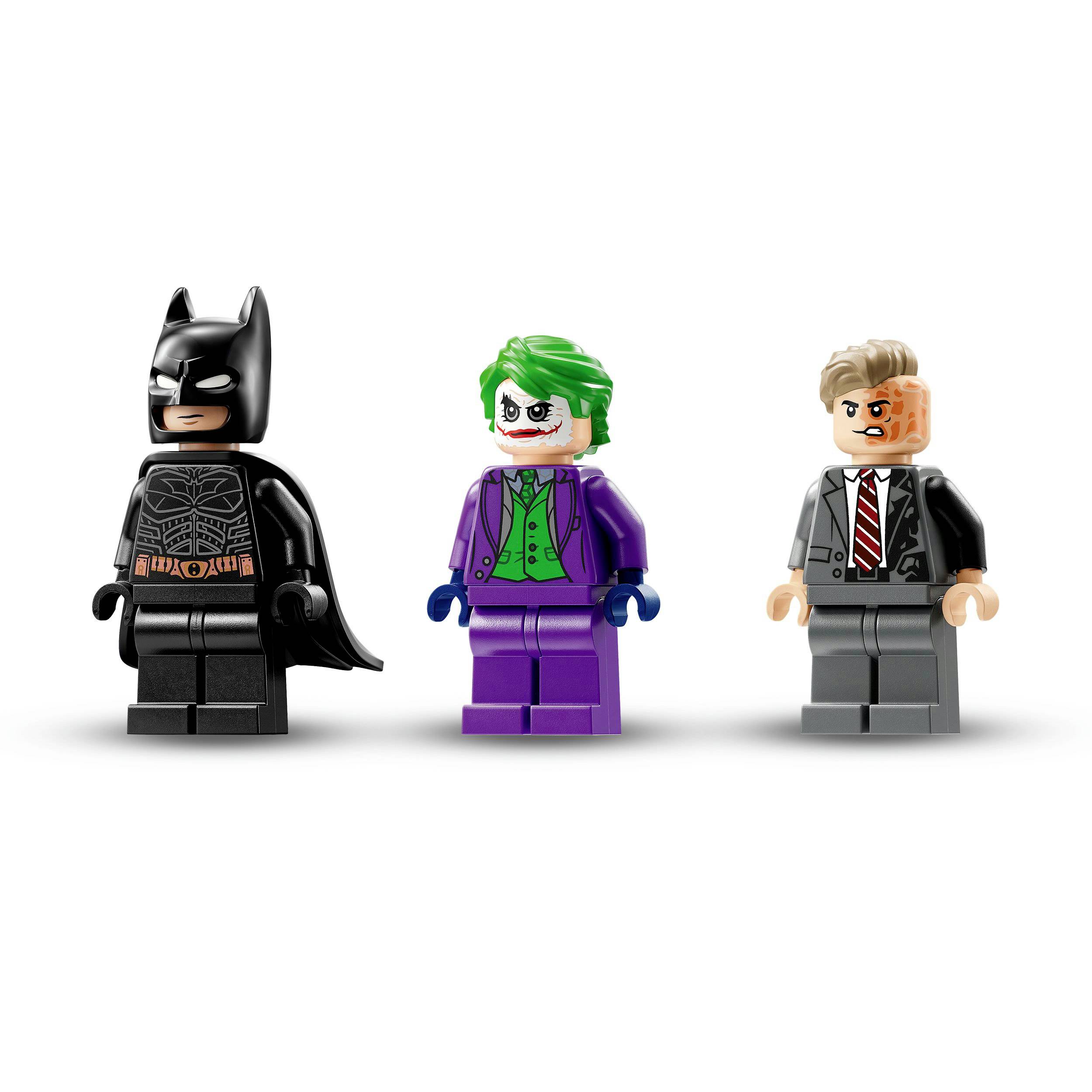 Tři LEGO figurky: černošský superhrdina, zelenovlasý padouch v fialovém obleku a muž v obleku s polovinou spáleného obličeje.