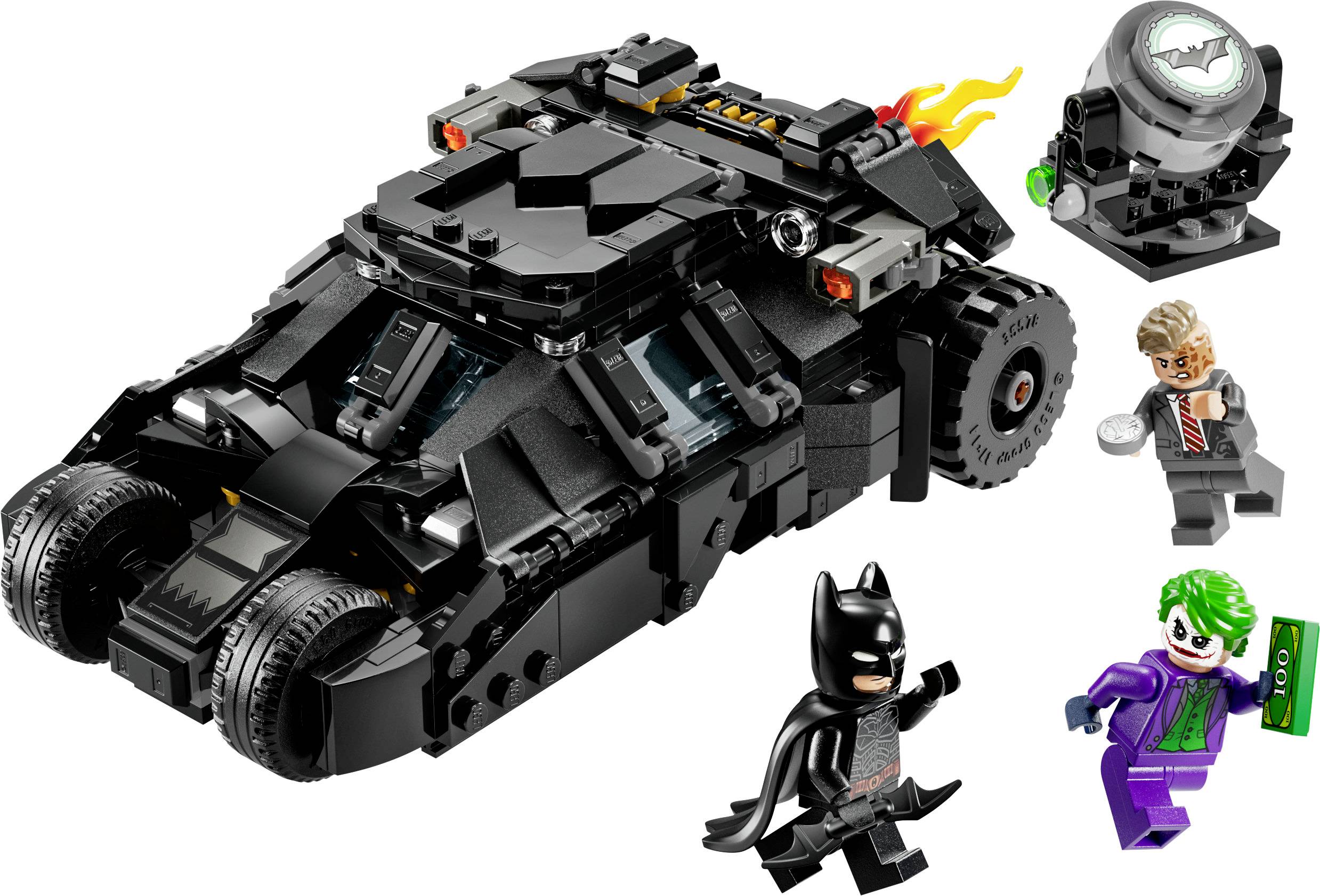 Černé LEGO Batmobil s plamenným zadním křídlem, figurka netopýra a dvě figurky: muž v obleku a postava v zeleném oblečení.