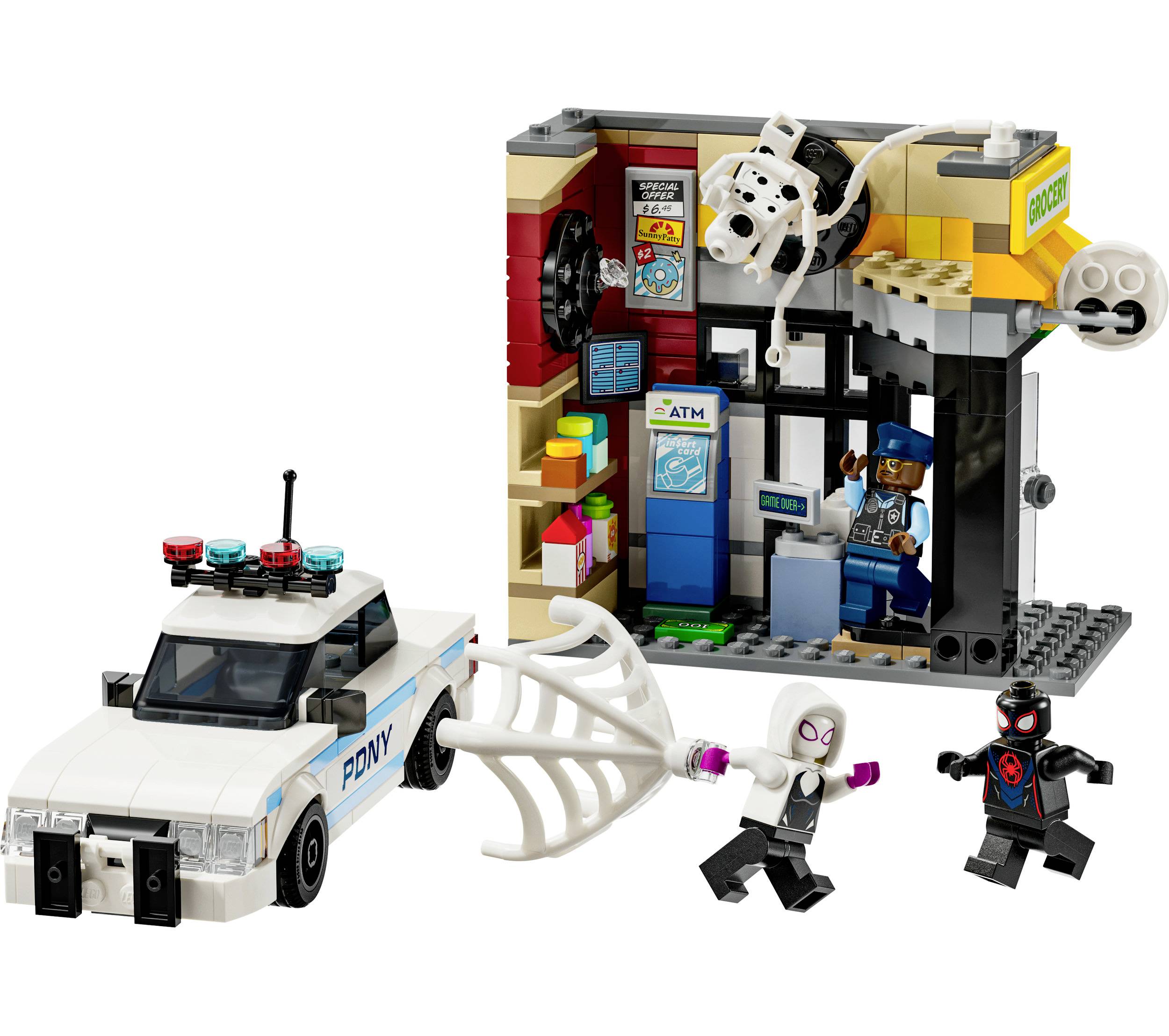 LEGO scéna: Dvě herní figurky s lanem před bankomate v malé místnosti. Vedle policejní auto s modrým majákem. Atmosférické pozadí.