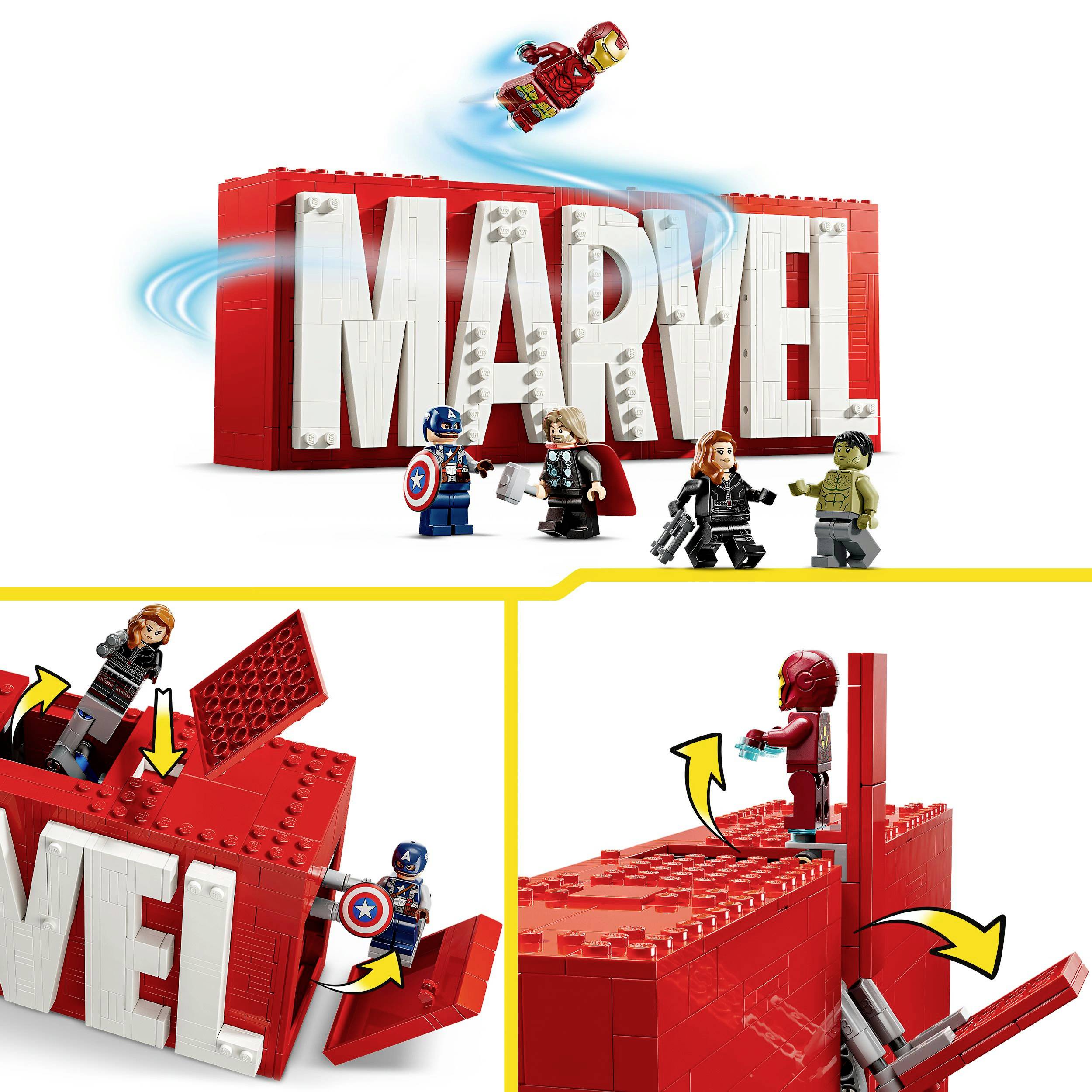 LEGO figurky staví písmena 'MARVEL' z červených kostek. Iron Man letí nahoře, zatímco ostatní hrdinové pracují na různých písmenech.