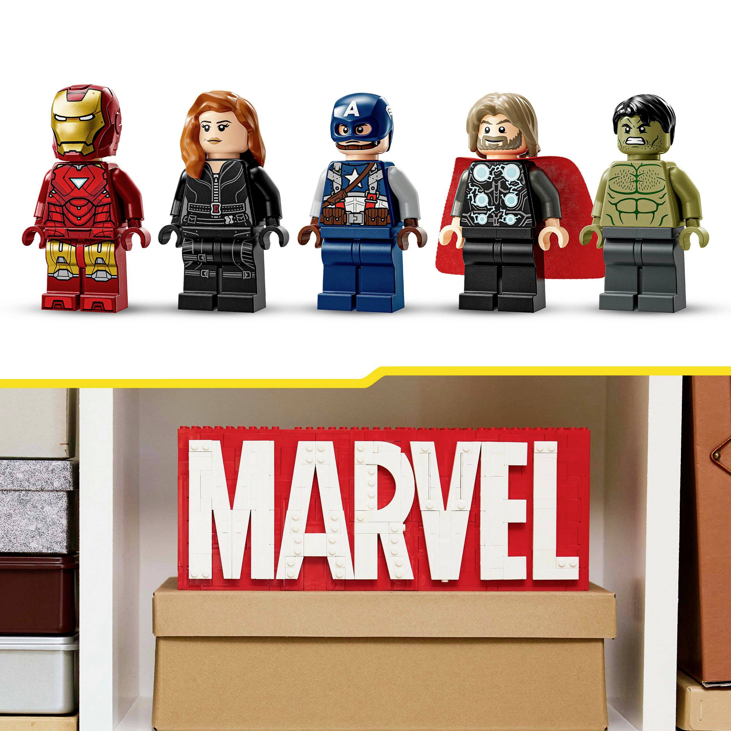 Lego figurky superhrdinů stojí vedle sebe: Iron Man, Black Widow, Captain America, Thor a Hulk. Pod nimi je logo 'Marvel'.