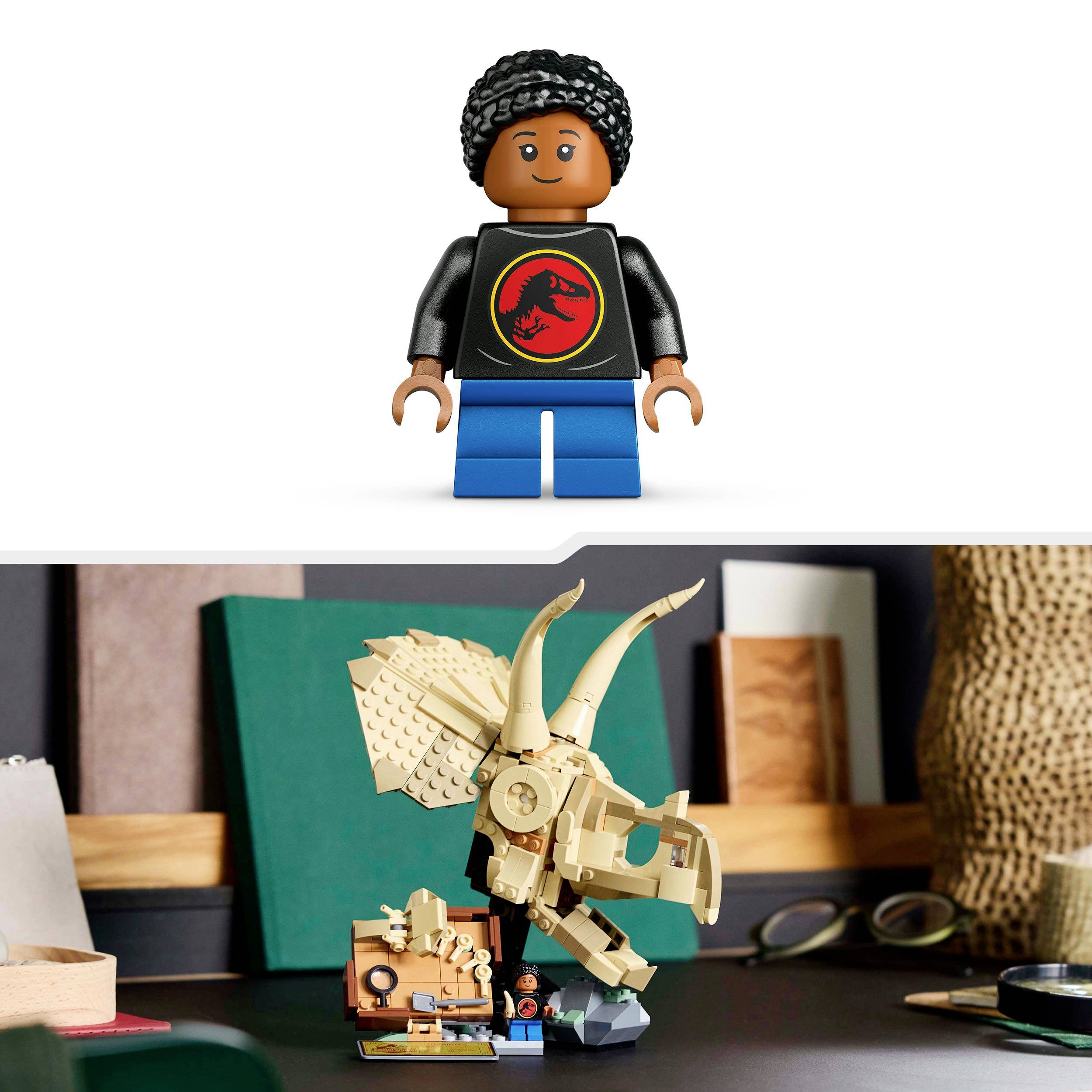 Lego stavebnice ukazuje dinosauří postavu z filmu 'Jurský park' spolu s malou lidskou lego figurkou.