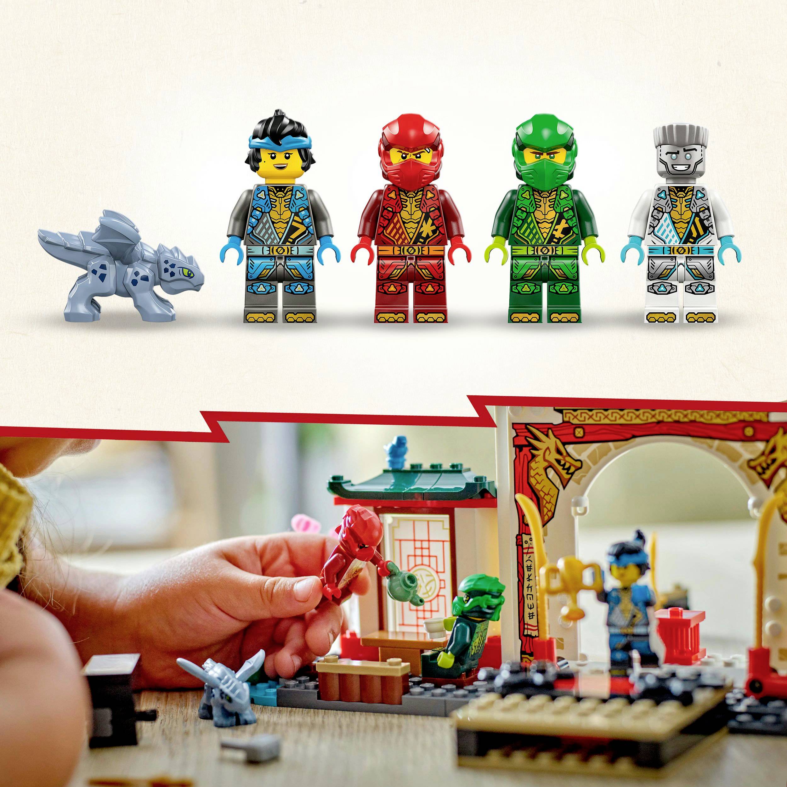 Čtyři figurky ninja z LEGA a miniaturní drak stojí vedle sebe. Dítě si hraje s LEGO stavebnicí v pozadí.