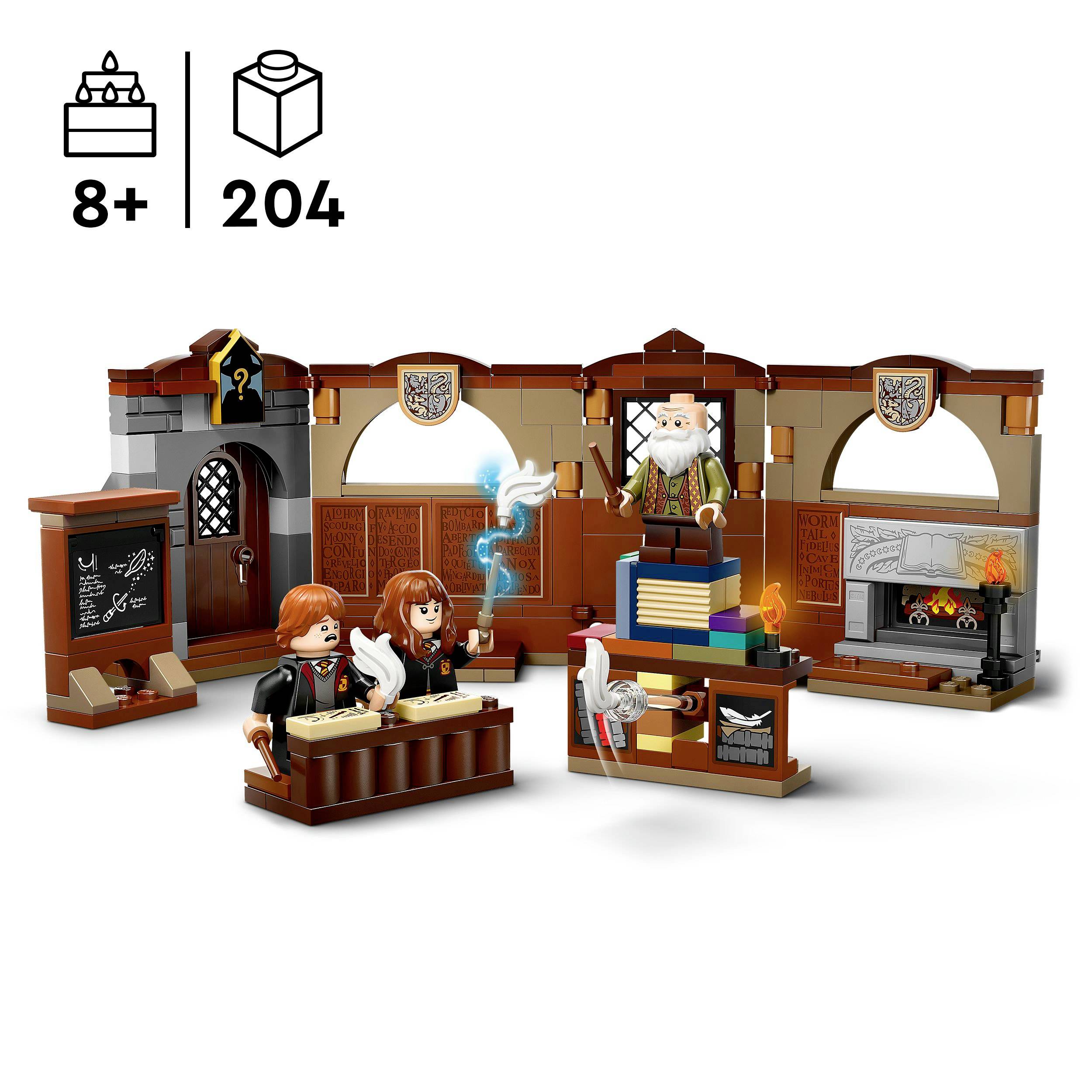 LEGO sada s učebnou kouzel, figurkami studentů a učitele, knihovnou a krbem. Balení obsahuje 204 dílků, vhodné pro děti od 8 let.