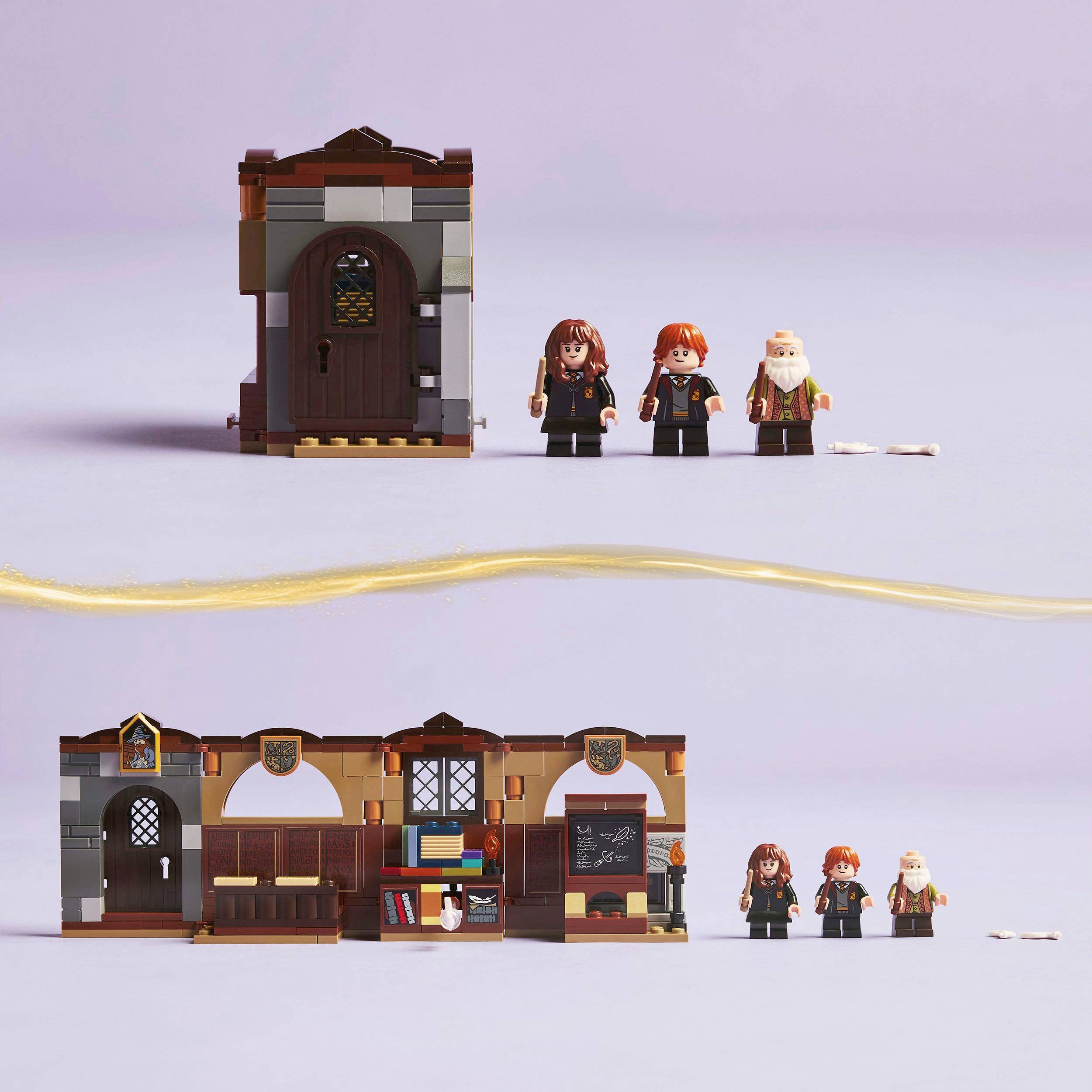 Scéna z LEGO stavebnice s malou stěnou a třemi figurkami v školní uniformě. Figurky stojí před třídou s knihami a tabulí.