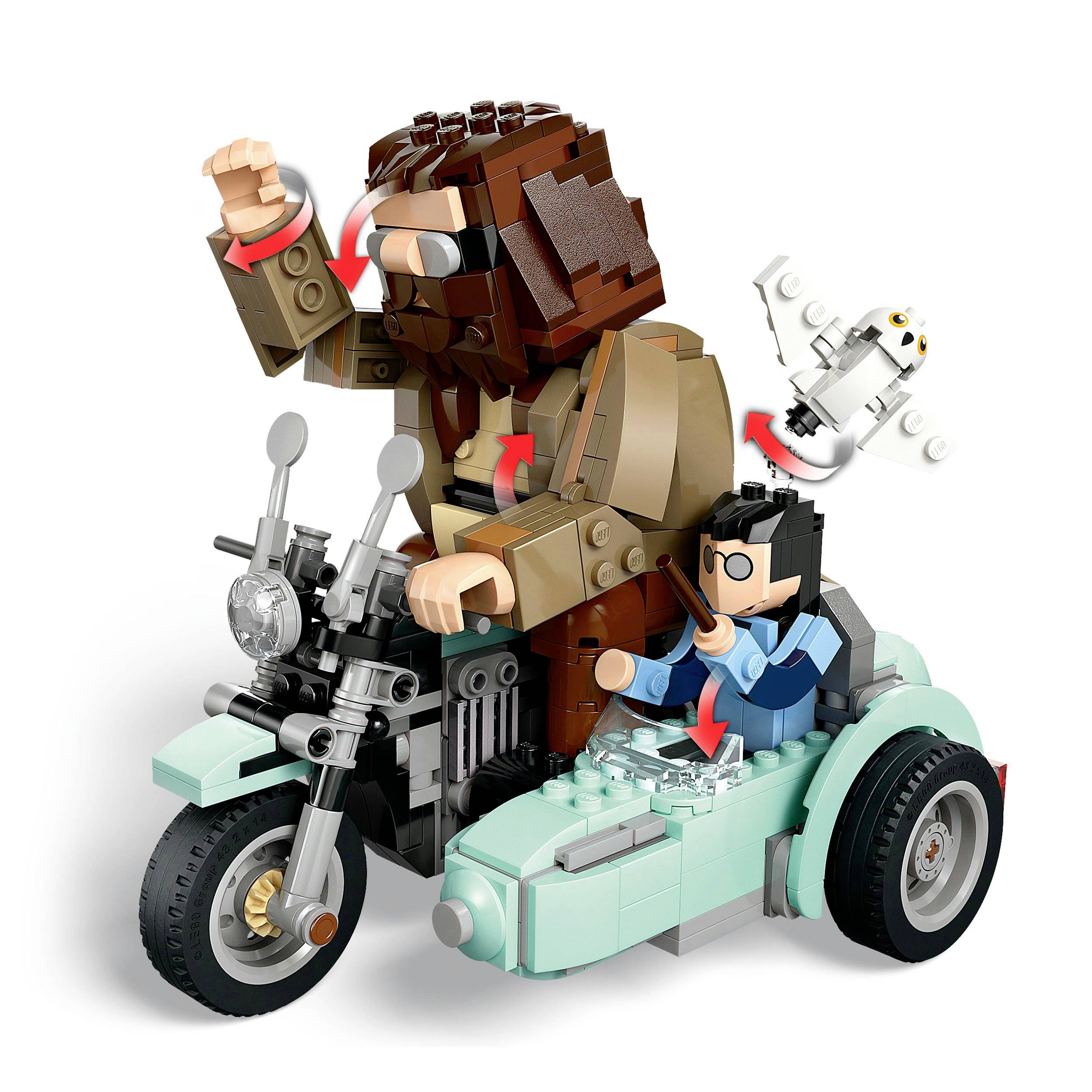 Dvě figurky LEGO, jedna velká a jedna malá, sedí na motorce s postranním vozíkem. Bílý pták nad nimi létá.