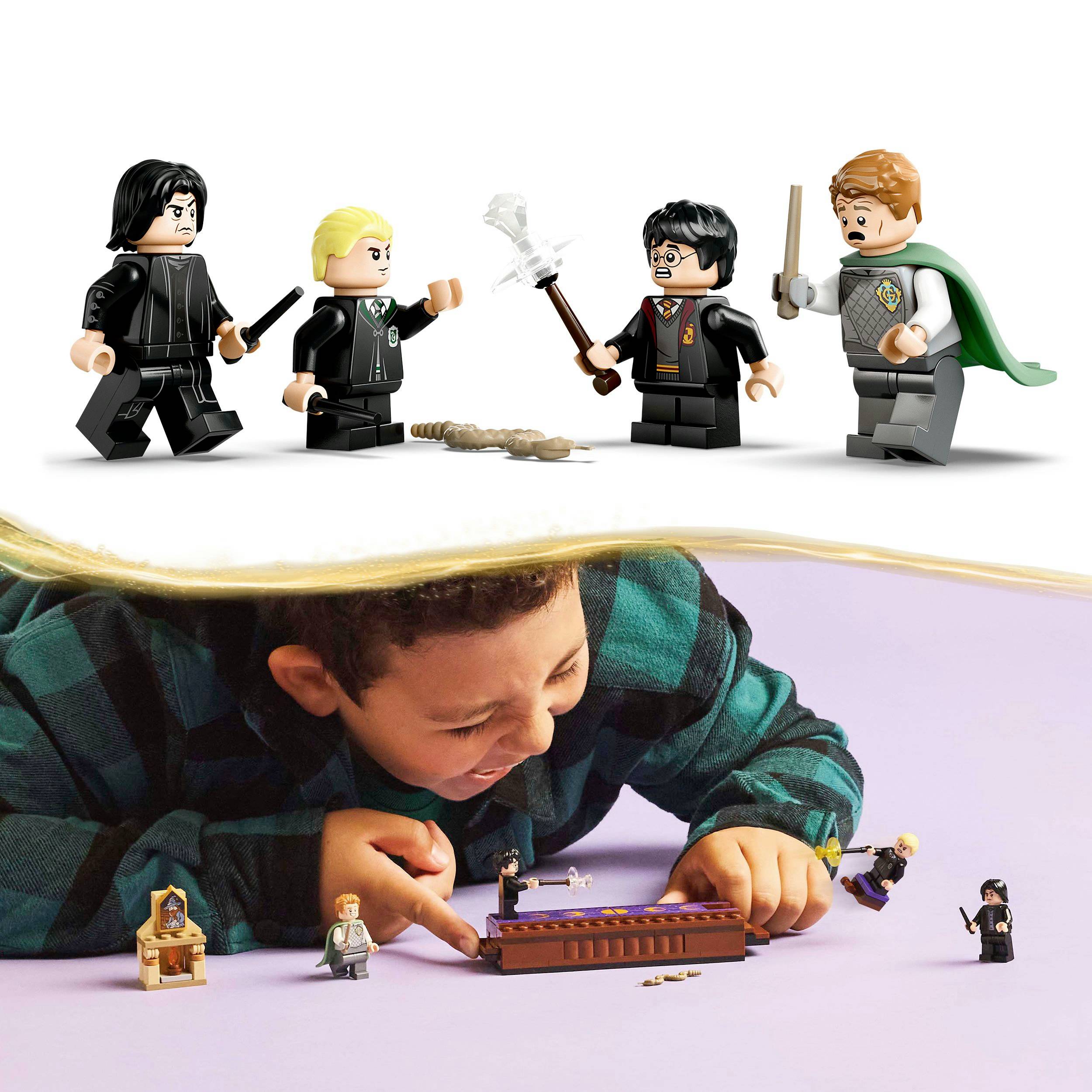 Dítě si hraje se čtyřmi magickými hracími figurkami na stole. Figurky jsou oblečené do fantazijních oděvů a jsou zobrazeny v akčních pózách.