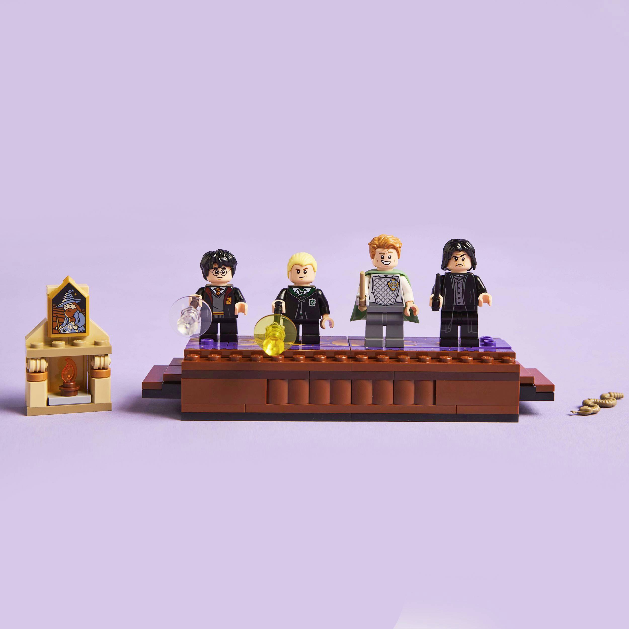 Čtyři LEGO figurky na pódiu složeném z LEGO kostek. Vlevo malý LEGO portál. Scéna se zdá být tematicky zaměřená na magii.