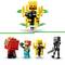 Scéna z LEGO ukazuje čtyři Minecraft figurky: dívku, červeně postavenou bytost, žlutou bytost a kostlivce s mečem.