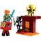 Lego figurky z herní sady. Postava s mečem, kostlivec a bytost na červené kostce a platformě.