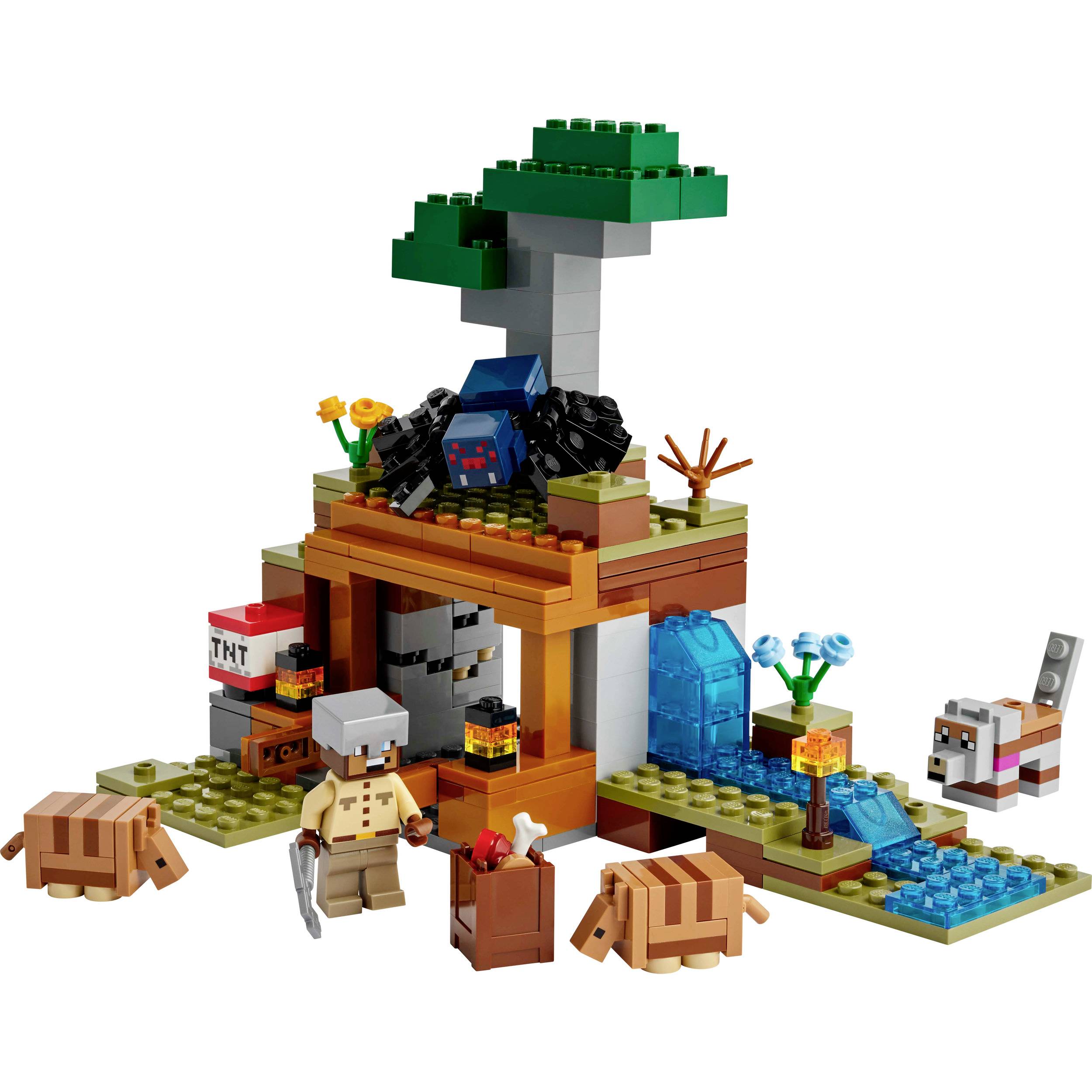 LEGO stavebnice zobrazuje scénu z Minecraftu s stromem, jeskyní, řekou, zvířaty a herními figurkami.