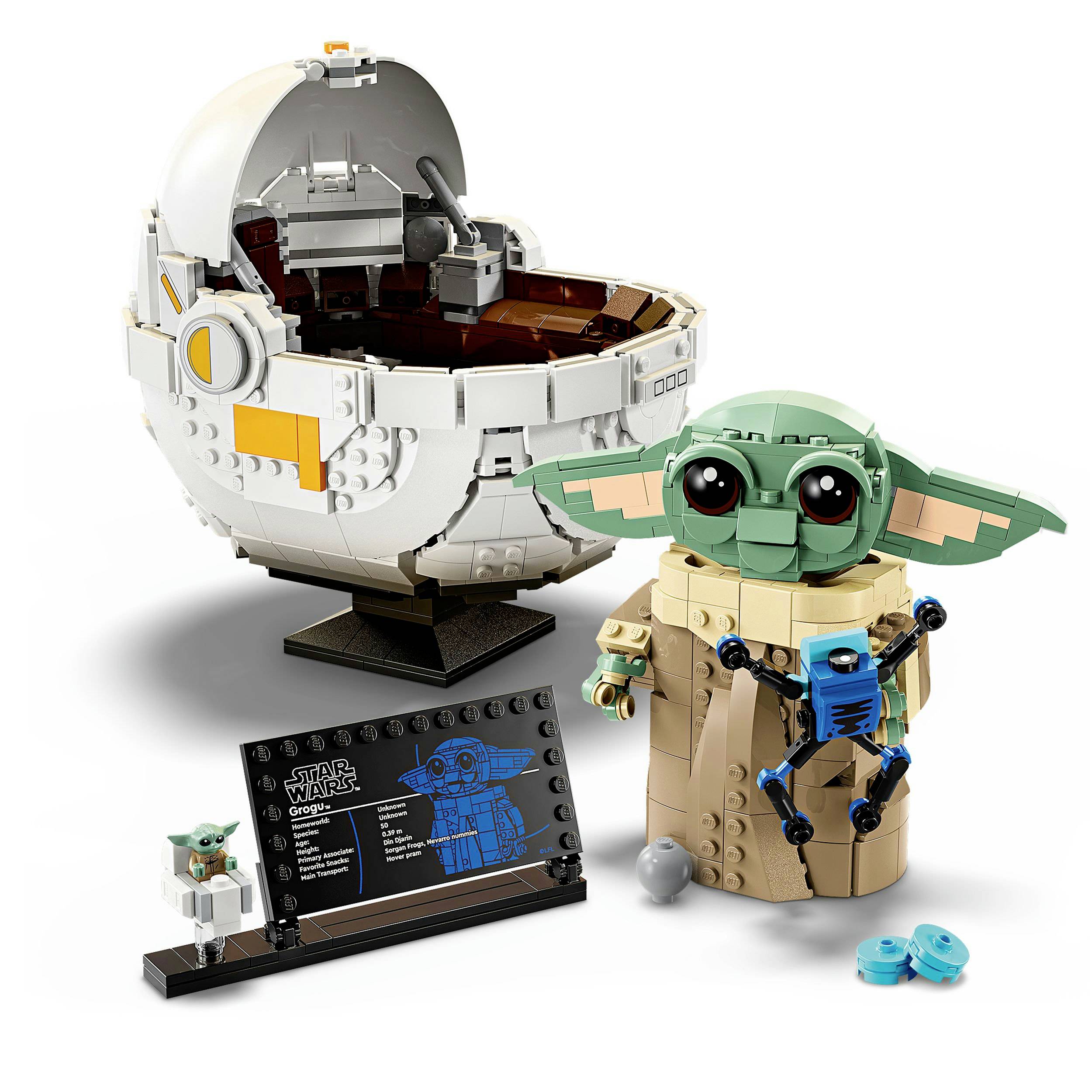 Lego model Baby Yody ze Star Wars, znázorněný s návodem na stavbu a dekoračními prvky. Baby Yoda drží modrý předmět.