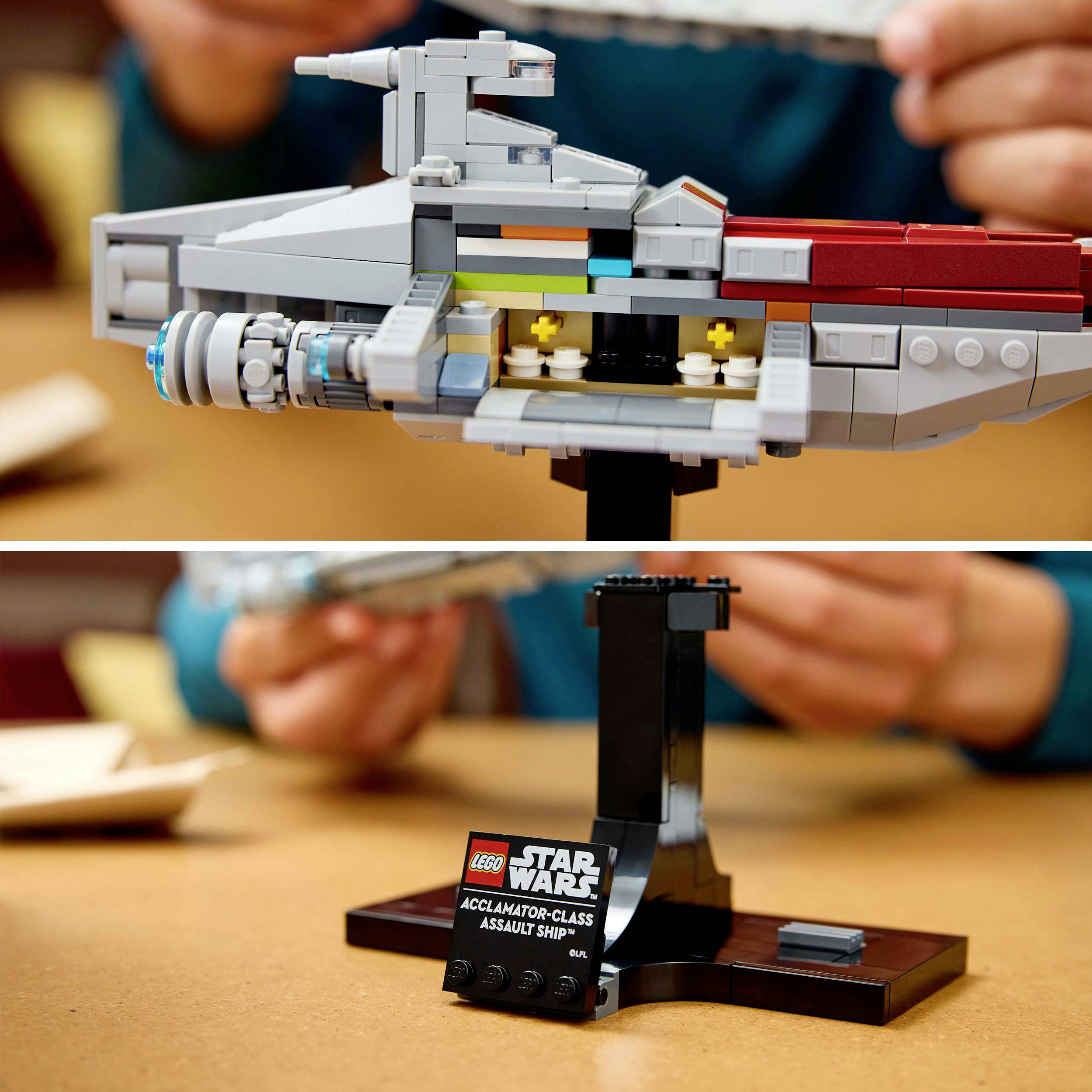 Model LEGO hvězdného křižníku ze „Star Wars", částečně sestaven, na stole. Jedna osoba v pozadí.