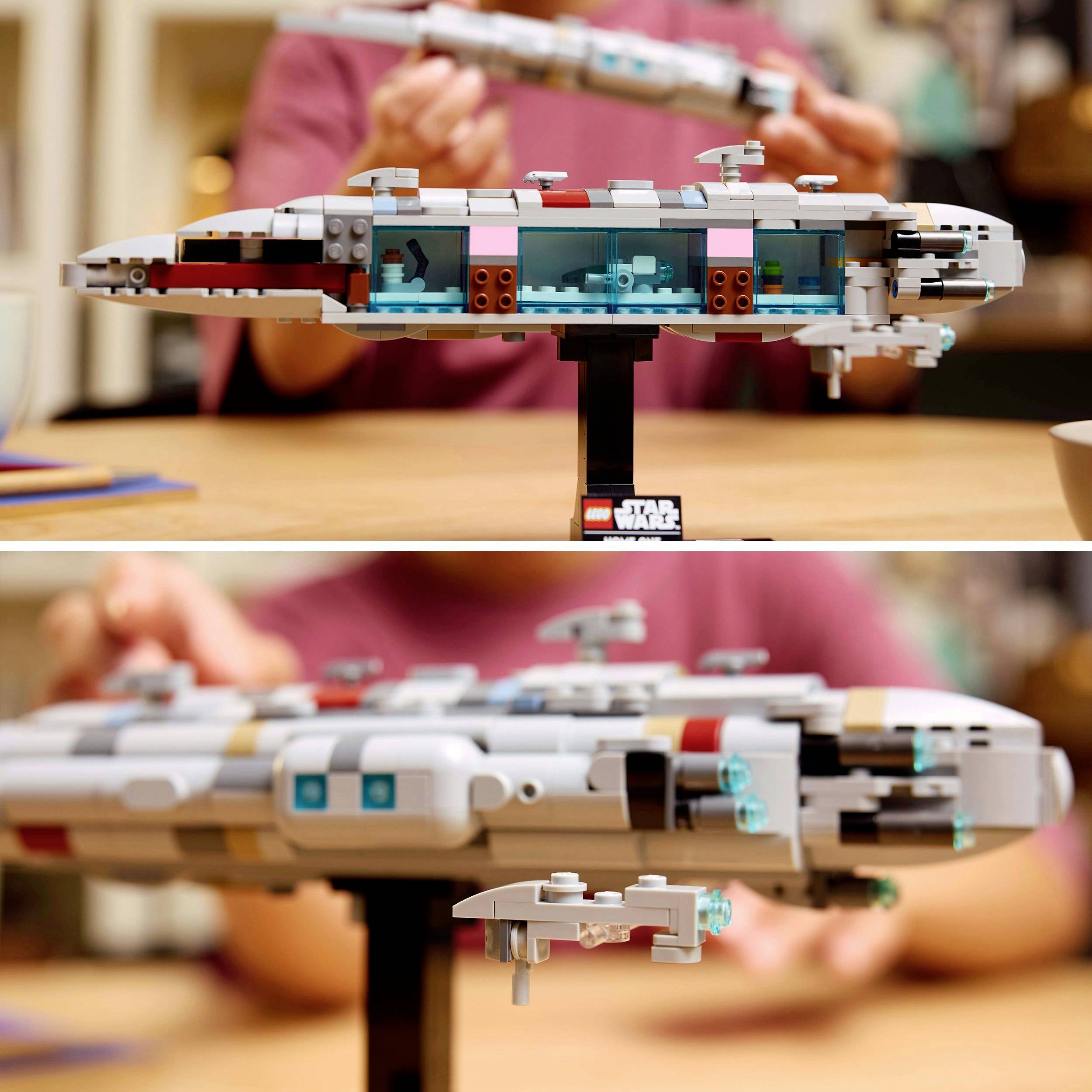 Model lega vesmírné lodi na stole. Dvě ruce sestavují díly. Téma Star Wars, důraz na detail a konstrukci.