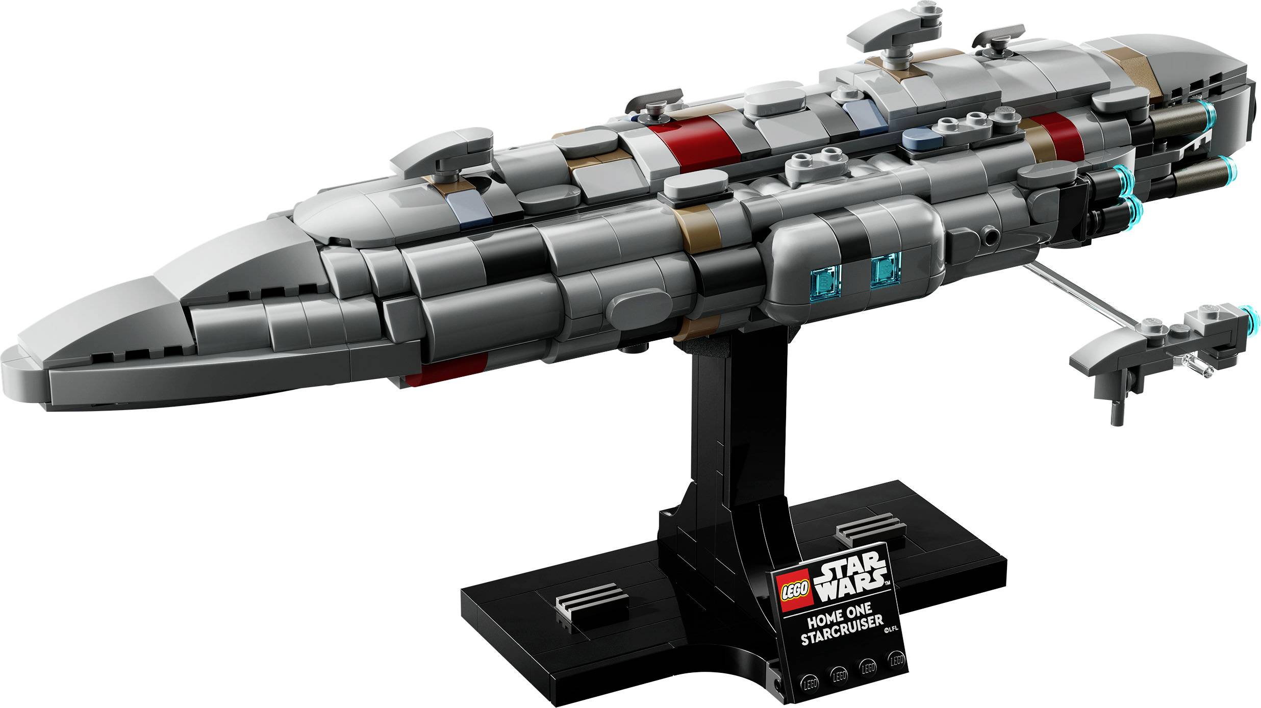 Model LEGO hvězdné lodi ze série 'Star Wars', pravděpodobně hvězdného křižníku. Je šedý s červenými a modrými detaily a je prezentován na černém podstavci.