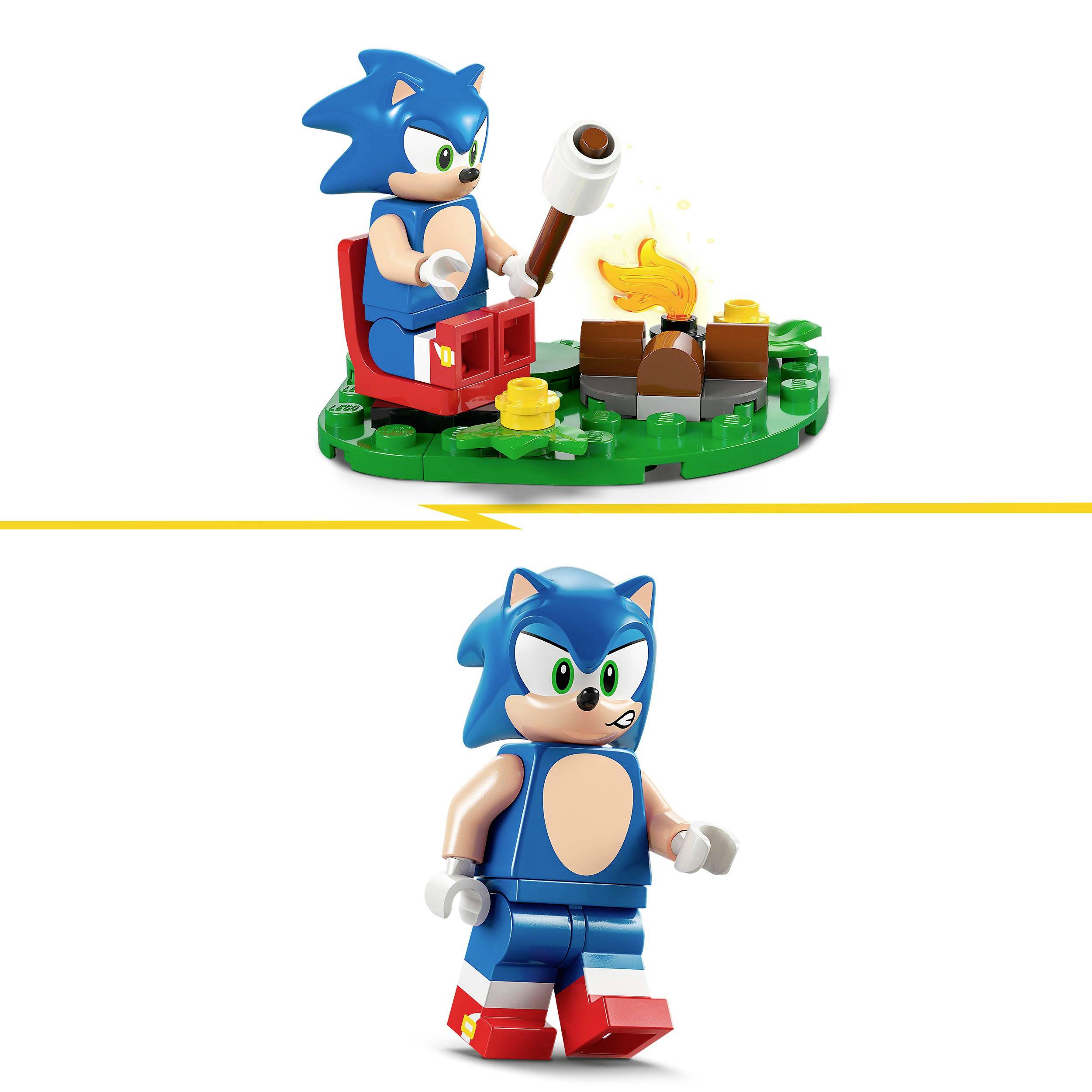 Figurka LEGO se modrými vlasy sedí na kempinkovém křesle před ohněm a podobná figurka stojí vedle ní.