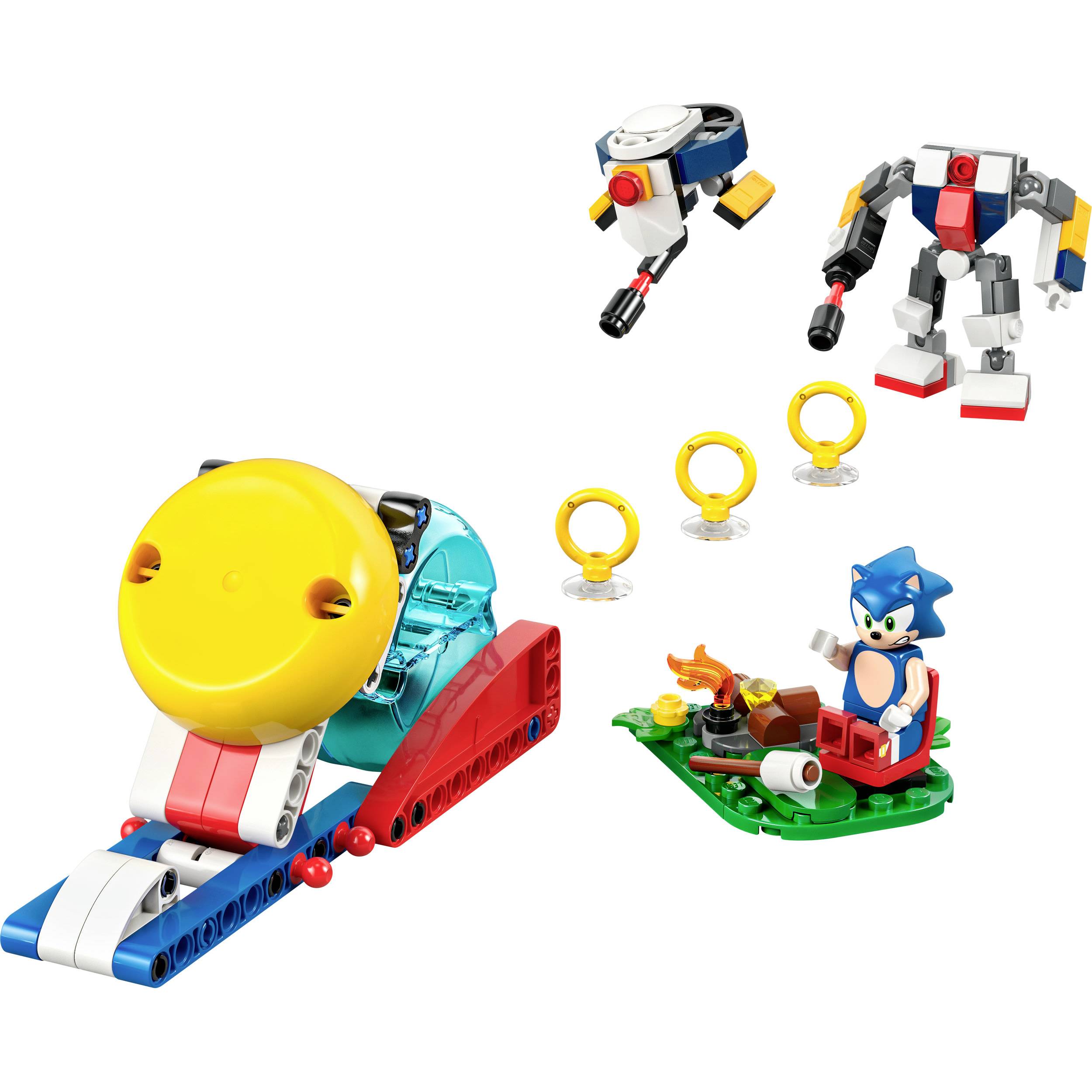 Sada LEGO stavebnice s herními figurkami: modrý ježek na zelené podložce, robotovitá hračka a zlaté kruhy.