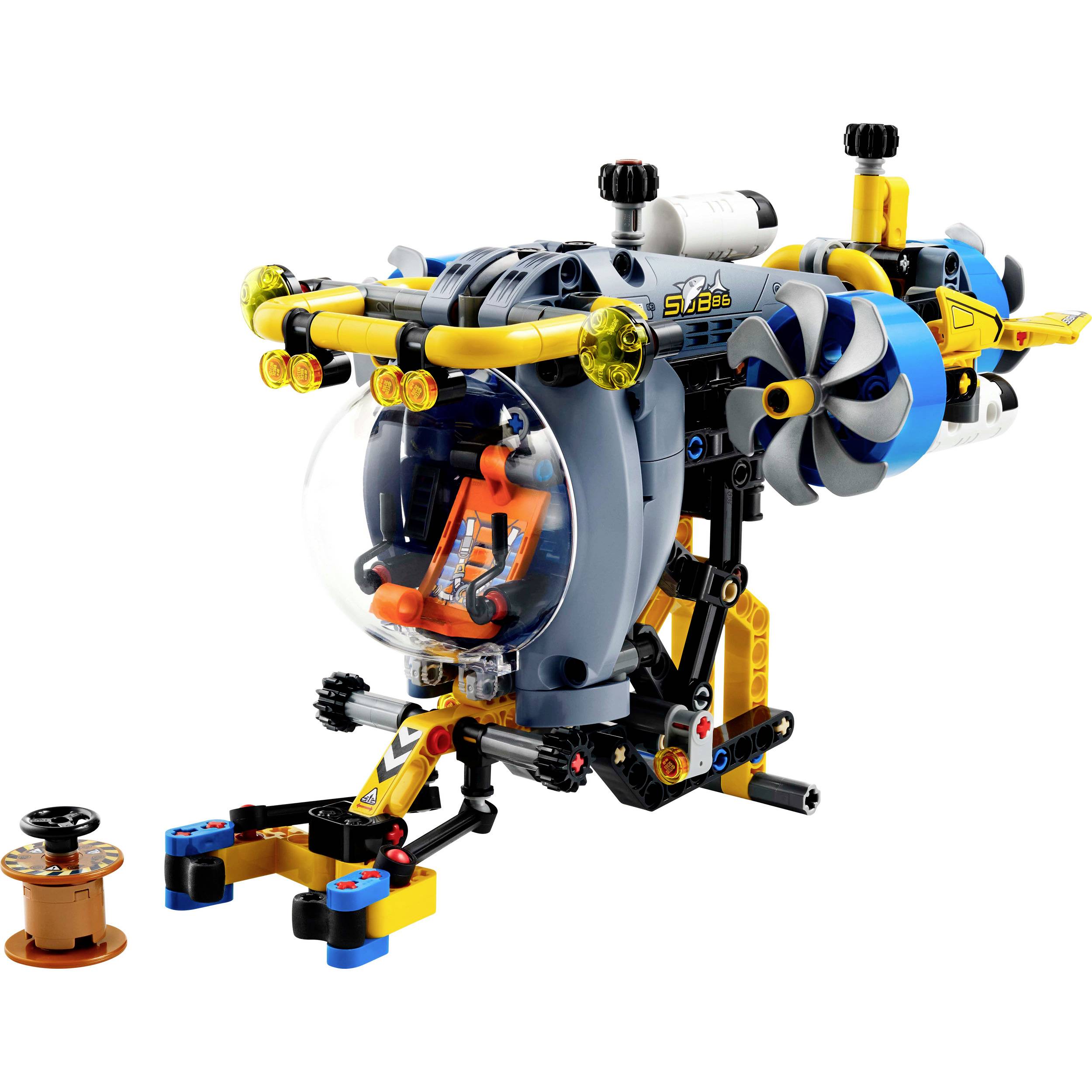 Detailní LEGO model ponorky v podvodním provedení s výraznými barvami a pohyblivými částmi, vhodný pro kreativní herní aktivity.