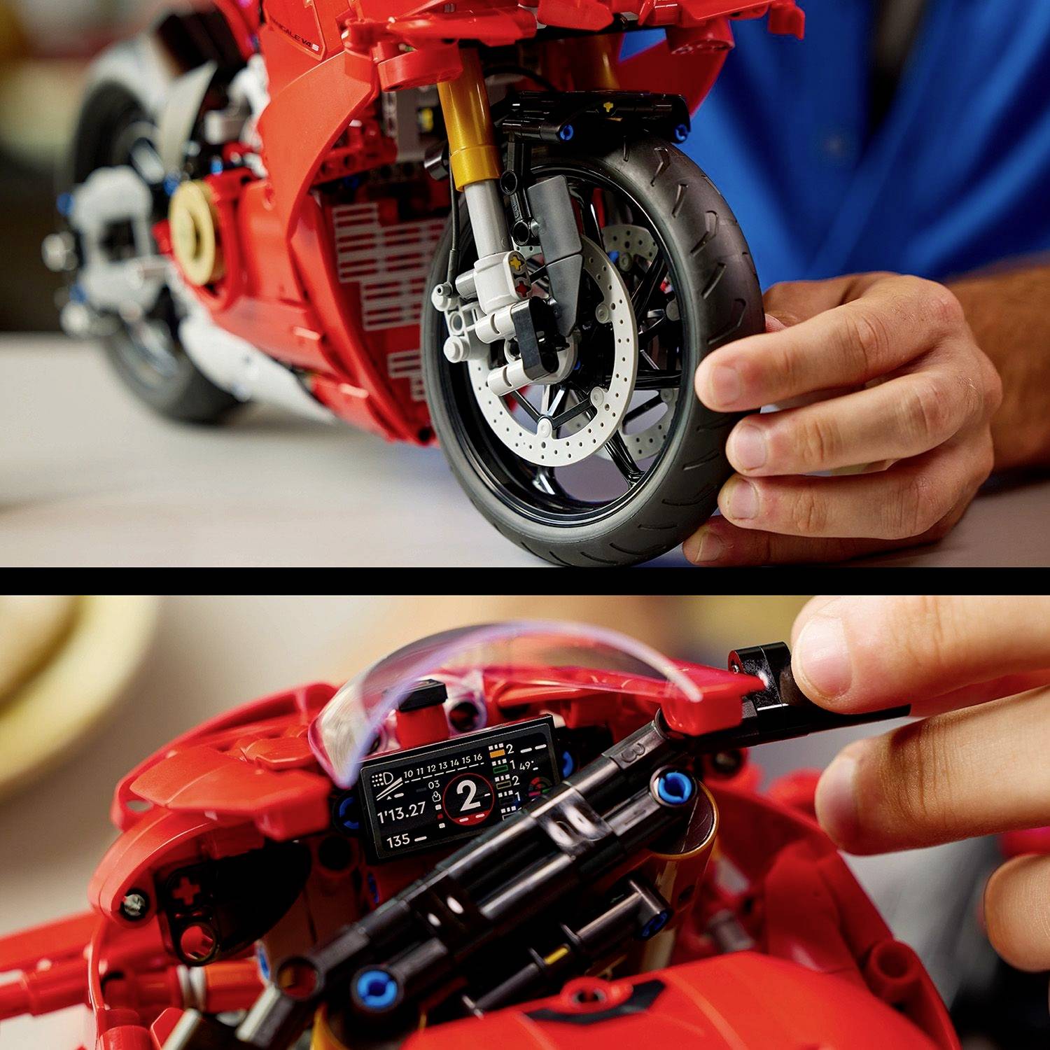 Osoba montuje červený model motocyklu, přičemž se zaměřuje na přední kolo a přístrojovou desku s detailními komponenty.