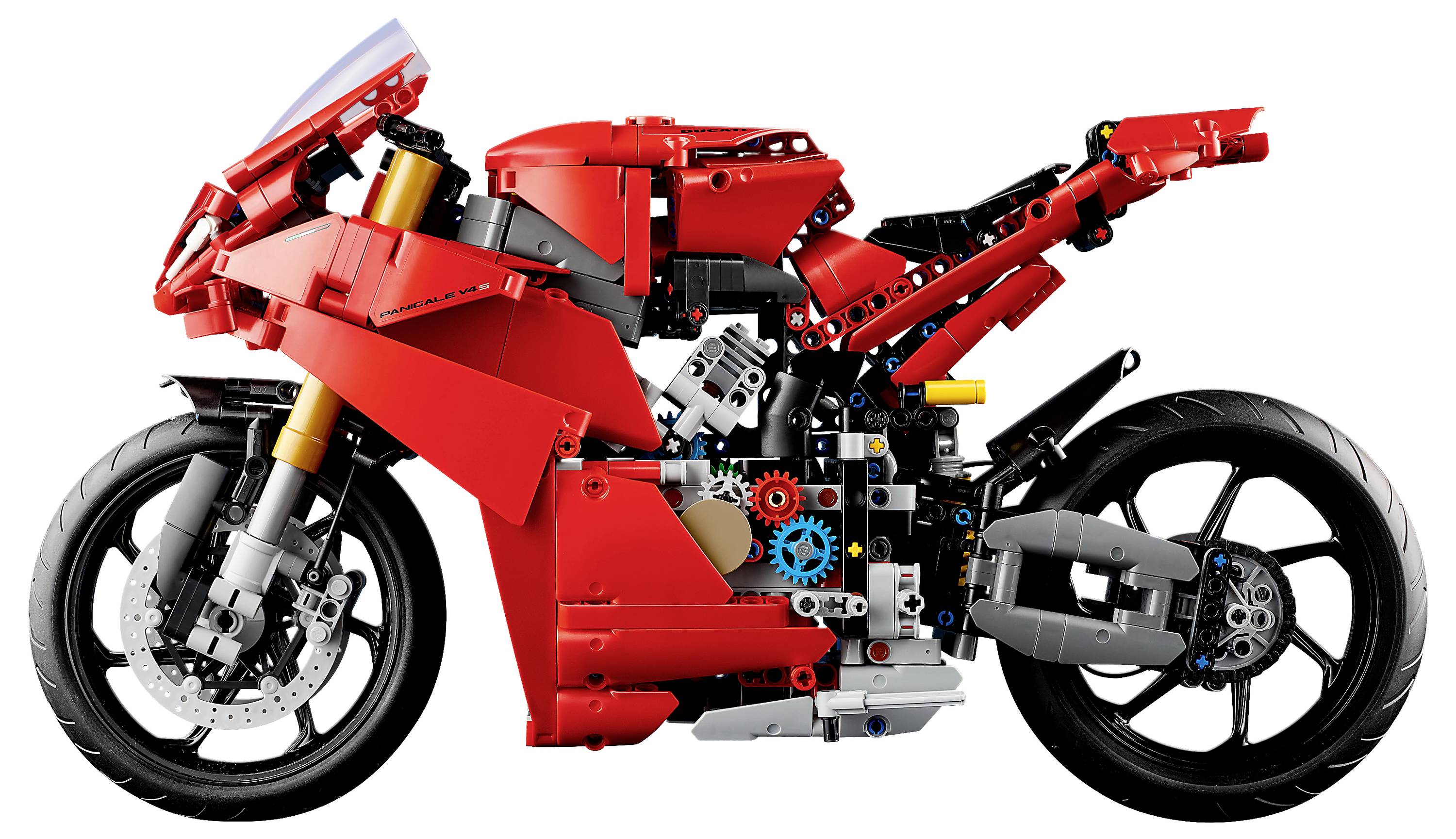 Červený motocyklový model Lego se viditelnými mechanickými detaily a designem blízkým realitě.
