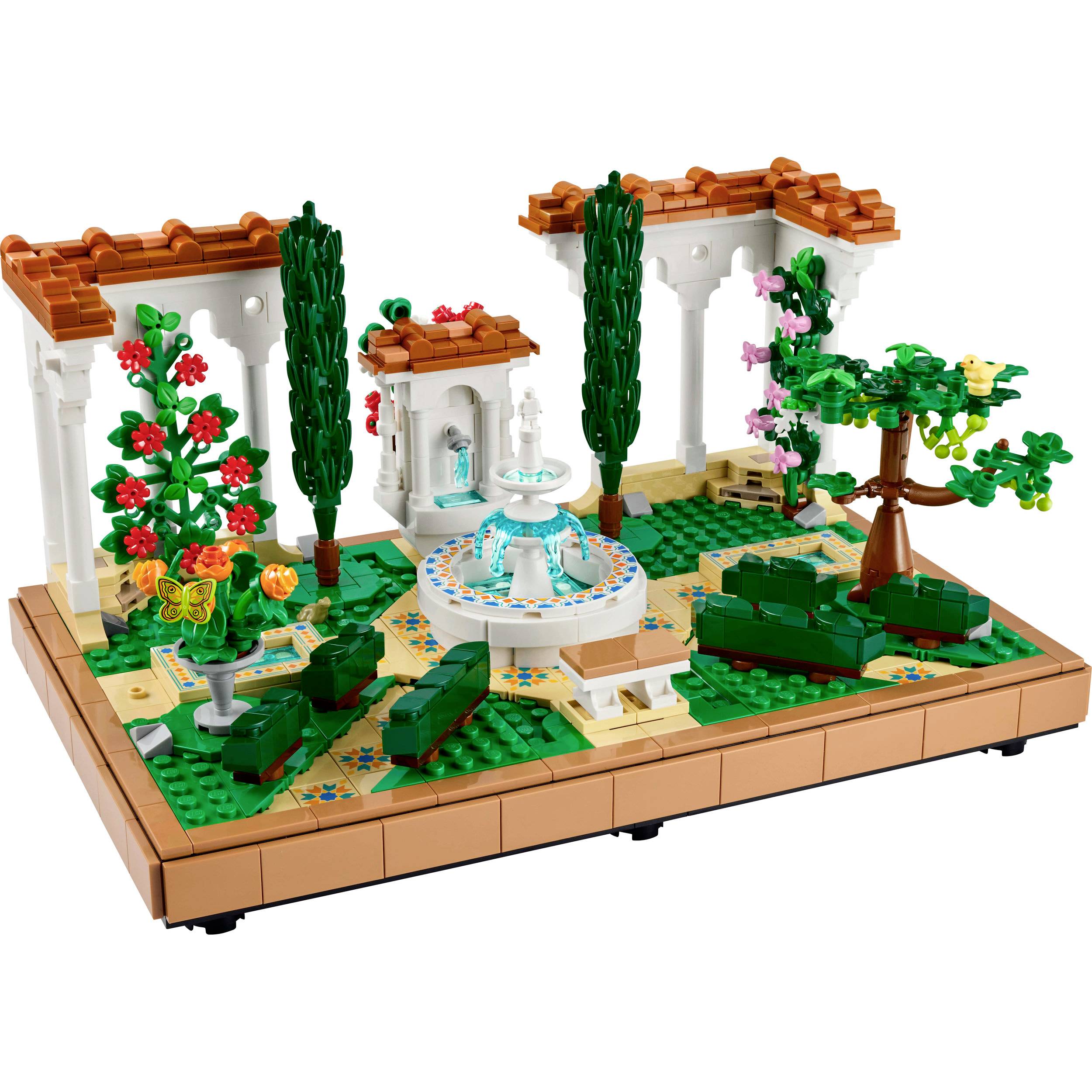 LEGO sada zobrazuje středomořskou zahradu s fontánou uprostřed, obklopenou stromy a květinami na terakotovém podkladu.