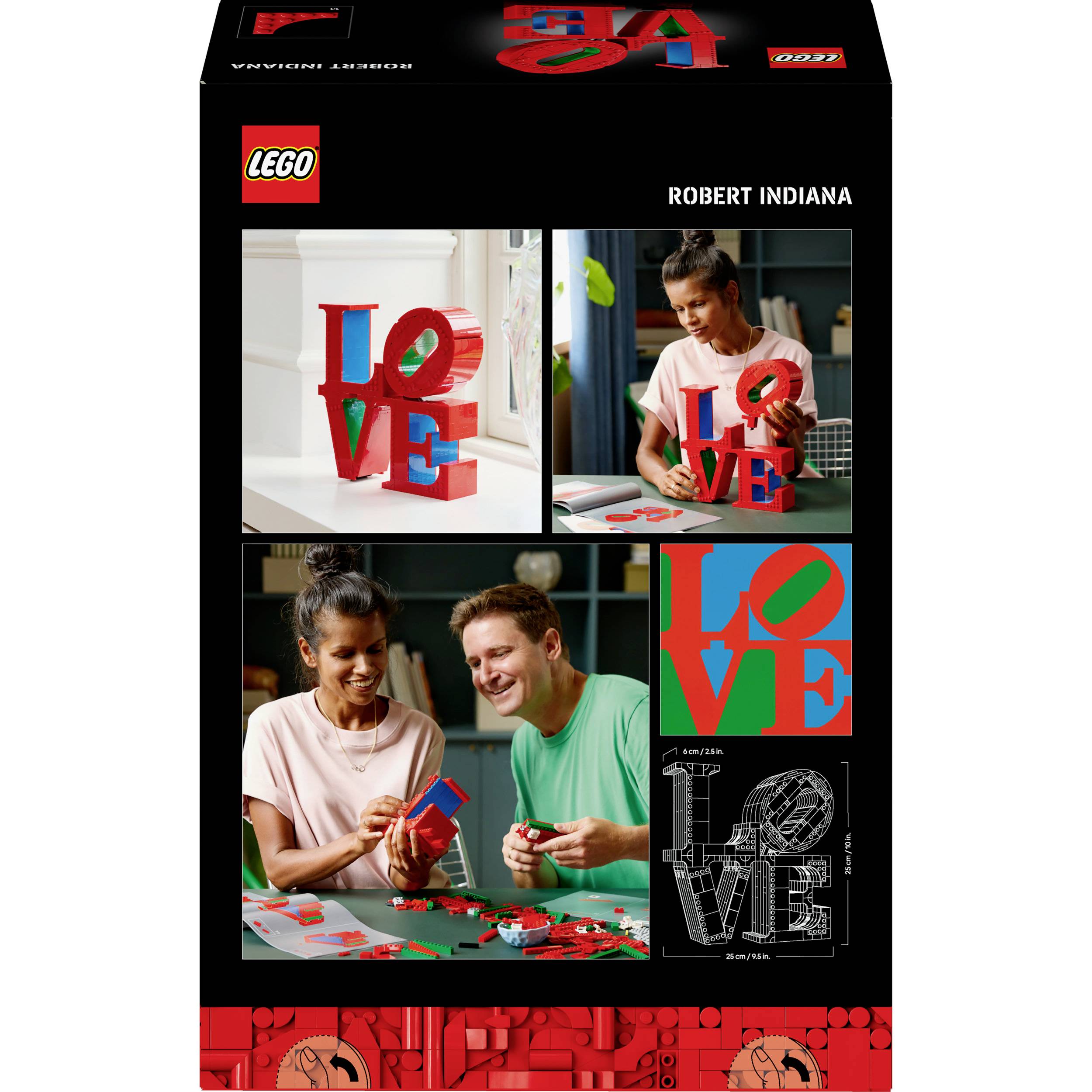 LEGO sada od Roberta Indiany s nápisem 'LOVE'. Dvě osoby staví červenou a modrou sadu. Obsahuje návod a díly.