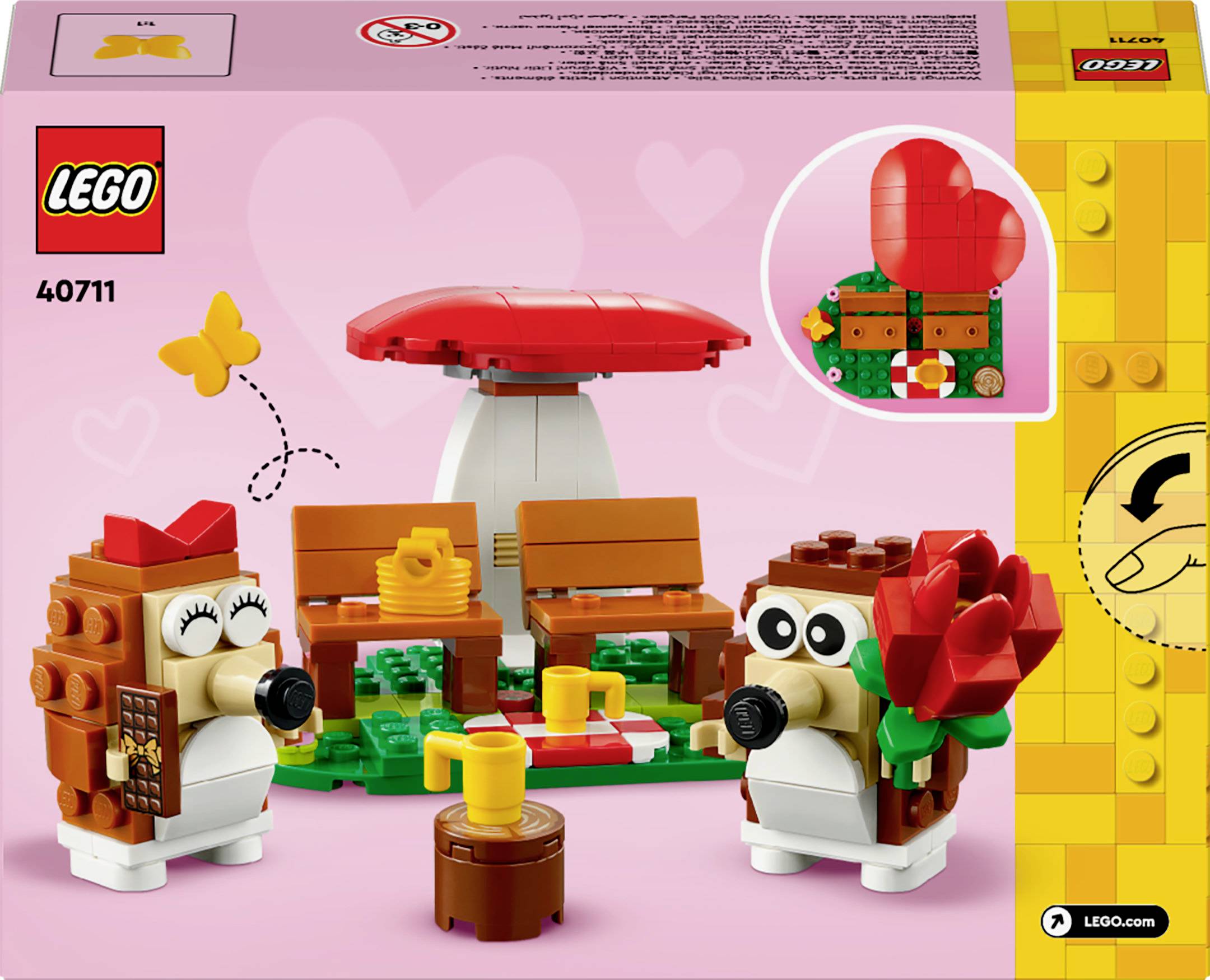 Stavebnice LEGO 40711: Dvě ježčí figurky s fotoaparátem a květinami, piknikový stůl, srdíčkový balónek v pozadí, růžové pozadí.