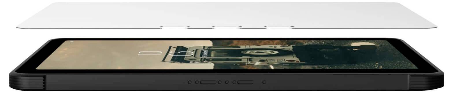 Tablet s otevřeným krytem, zobrazující starý projektor na obrazovce.
