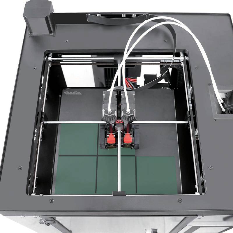 3D tiskárna v akci, vytváří objekt na své platformě. Tiskové trysky se přesně pohybují nad čtvercovou plochou.