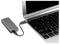 Externí pevný disk připojený k notebooku pomocí USB kabelu; znázorňuje datové přenosové připojení.