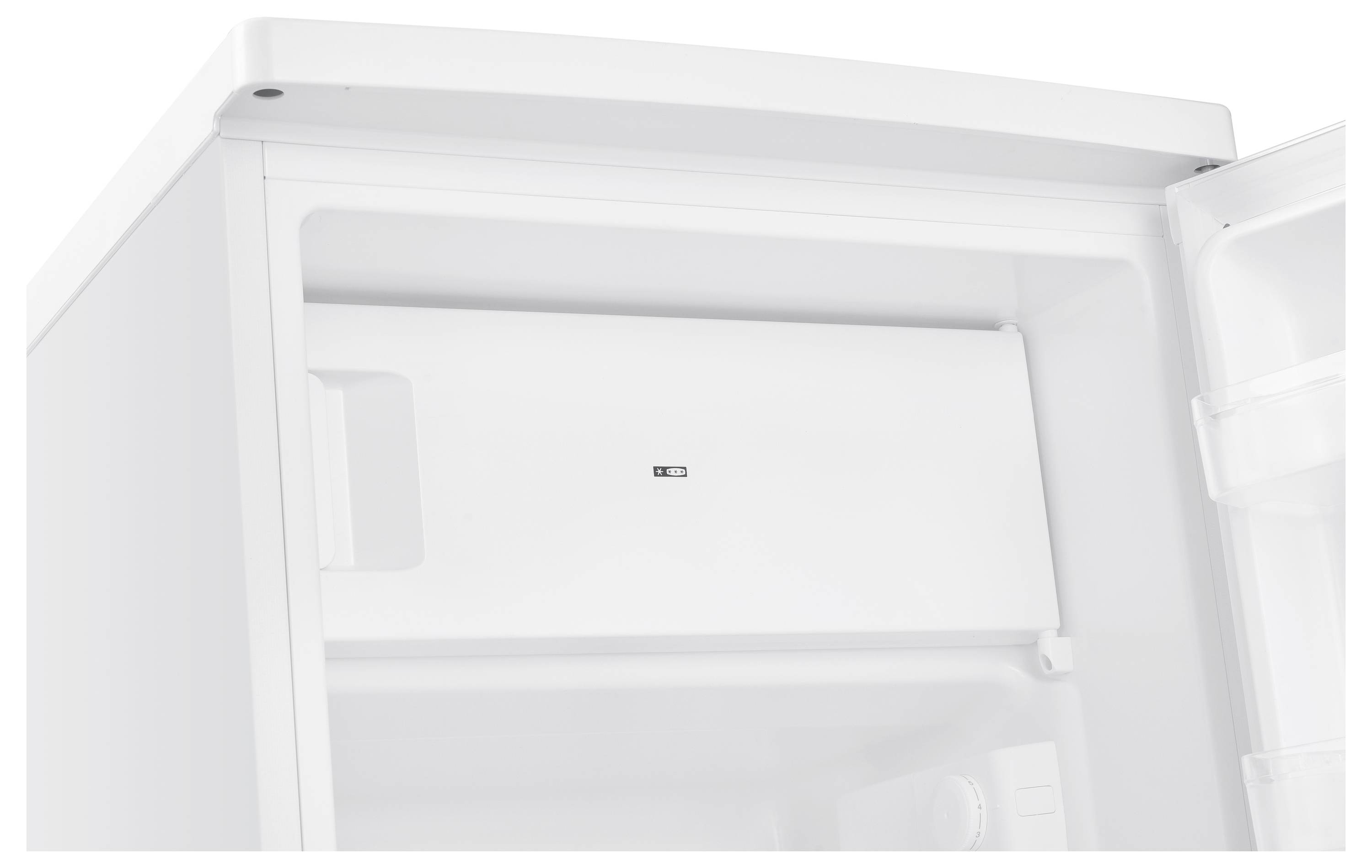 Pohled zevnitř otevřené ledničky na horní část s uzavřeným oddílem. Minimalistický design v bílé barvě.