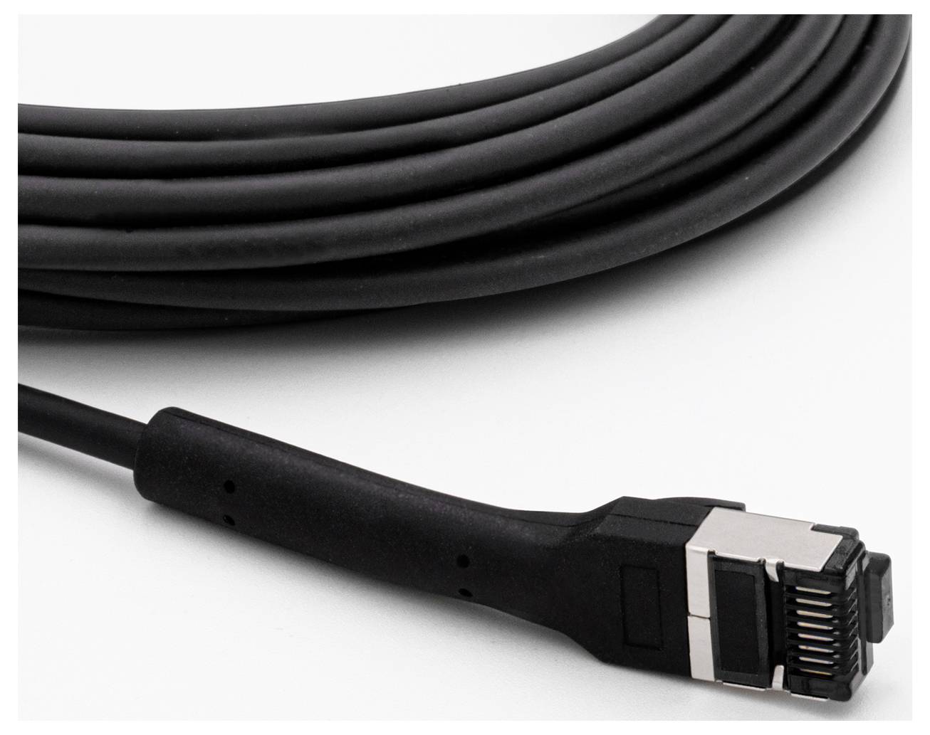 Detailní záběr černého ethernetového kabelu s konektorem RJ45, ohnutý konec, svinutý. Vhodný pro internetové připojení.