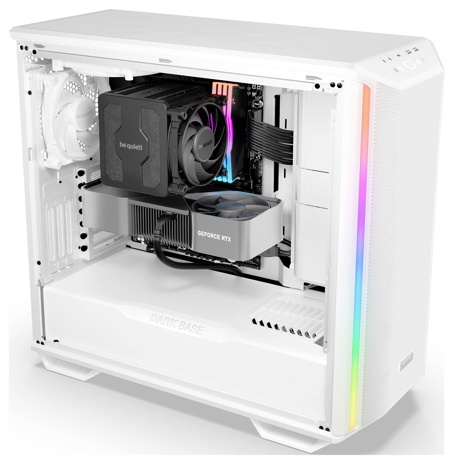 Bílý počítačový case s otevřeným pohledem na vnitřní komponenty, jako jsou ventilátory a grafická karta GeForce RTX. LED osvětlení na boku.