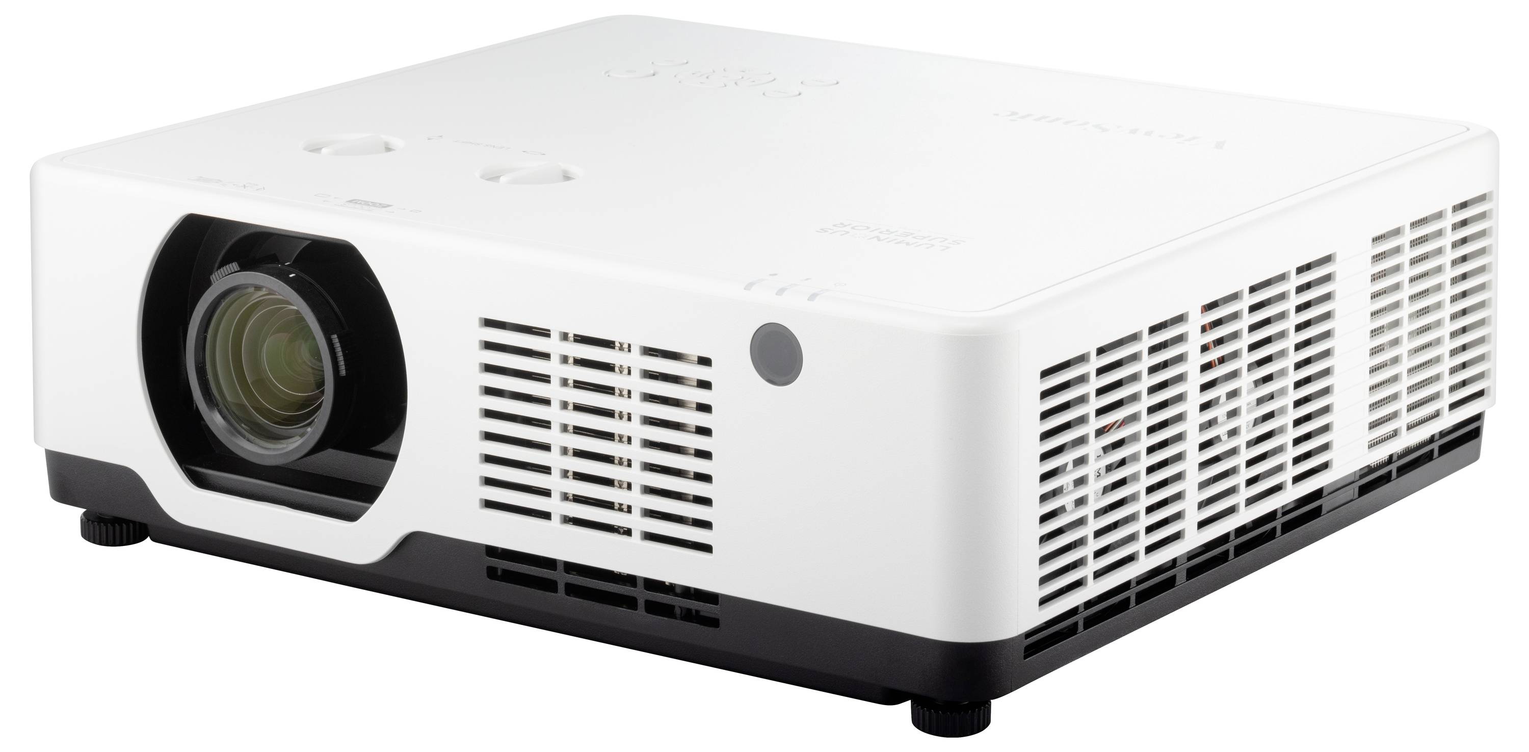 Bílý projektor se vzduchovými ventilačními otvory a objektivem na levé přední straně stojí na povrchu.